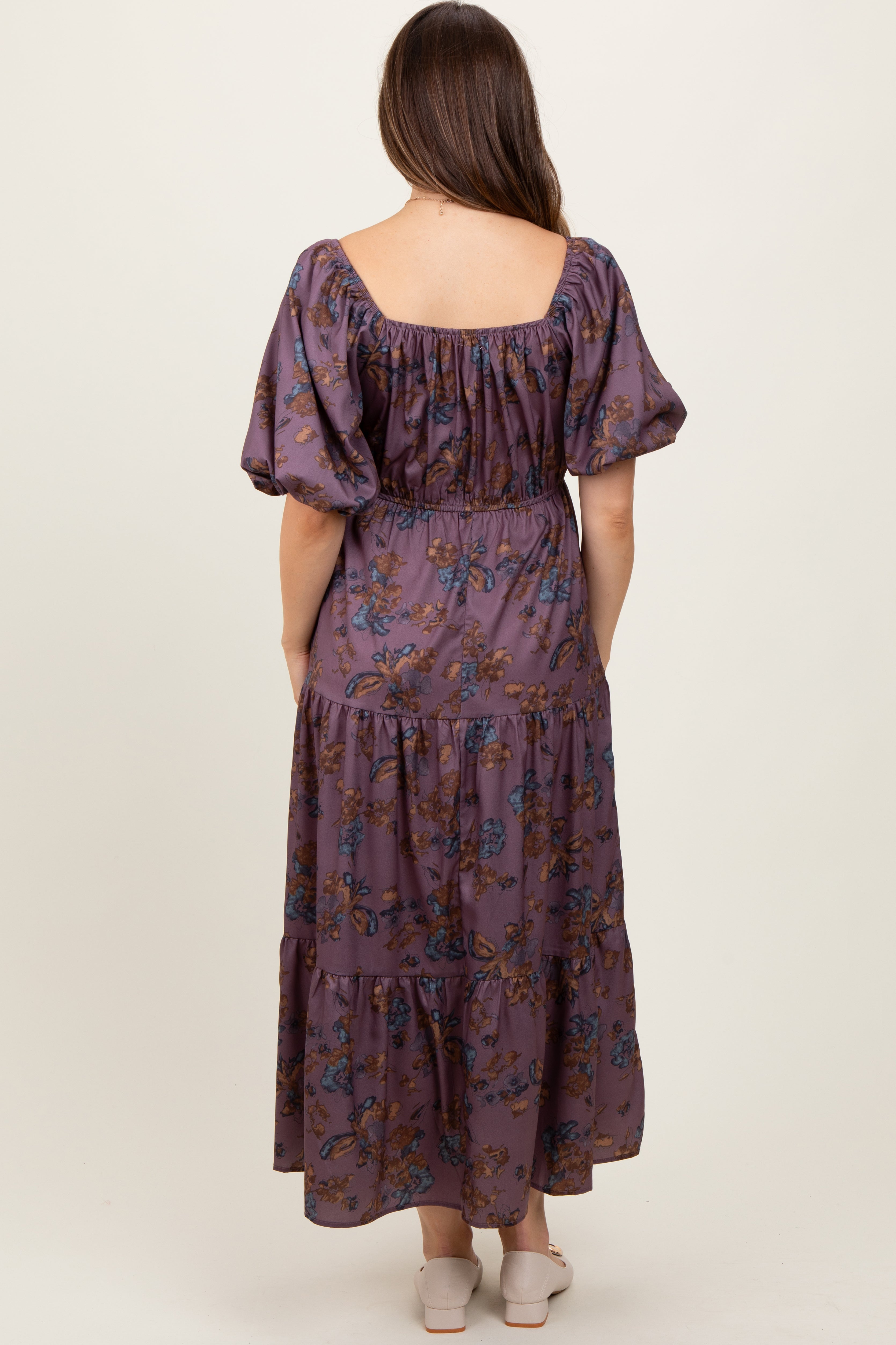 Umstands-Maxikleid mit Blumenmuster, Ballonärmeln und Stufenrock in Dunkelmauve