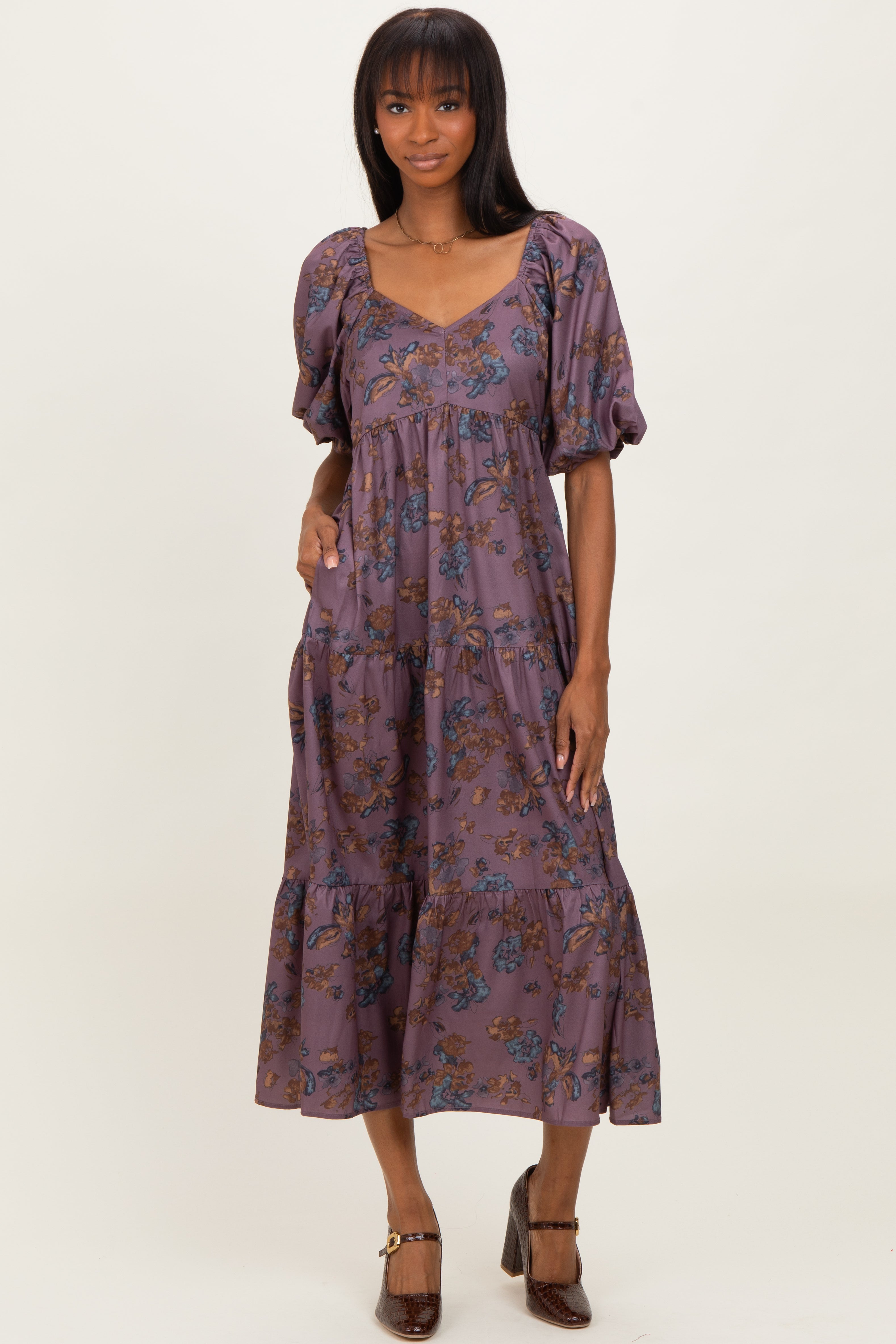 Umstands-Maxikleid mit Blumenmuster, Ballonärmeln und Stufenrock in Dunkelmauve