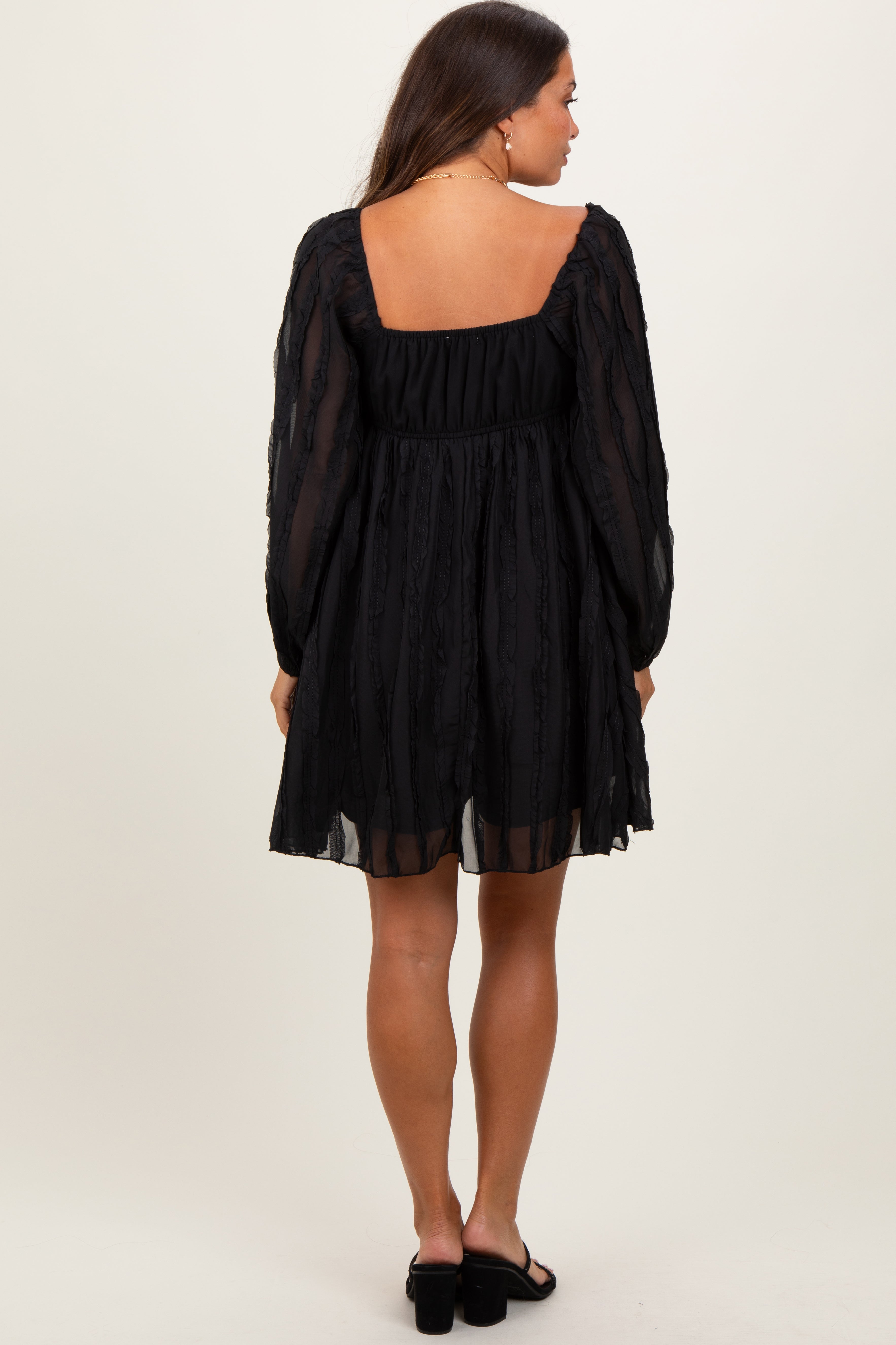 Schwarzes strukturiertes Umstands-Minikleid mit Rüschen
