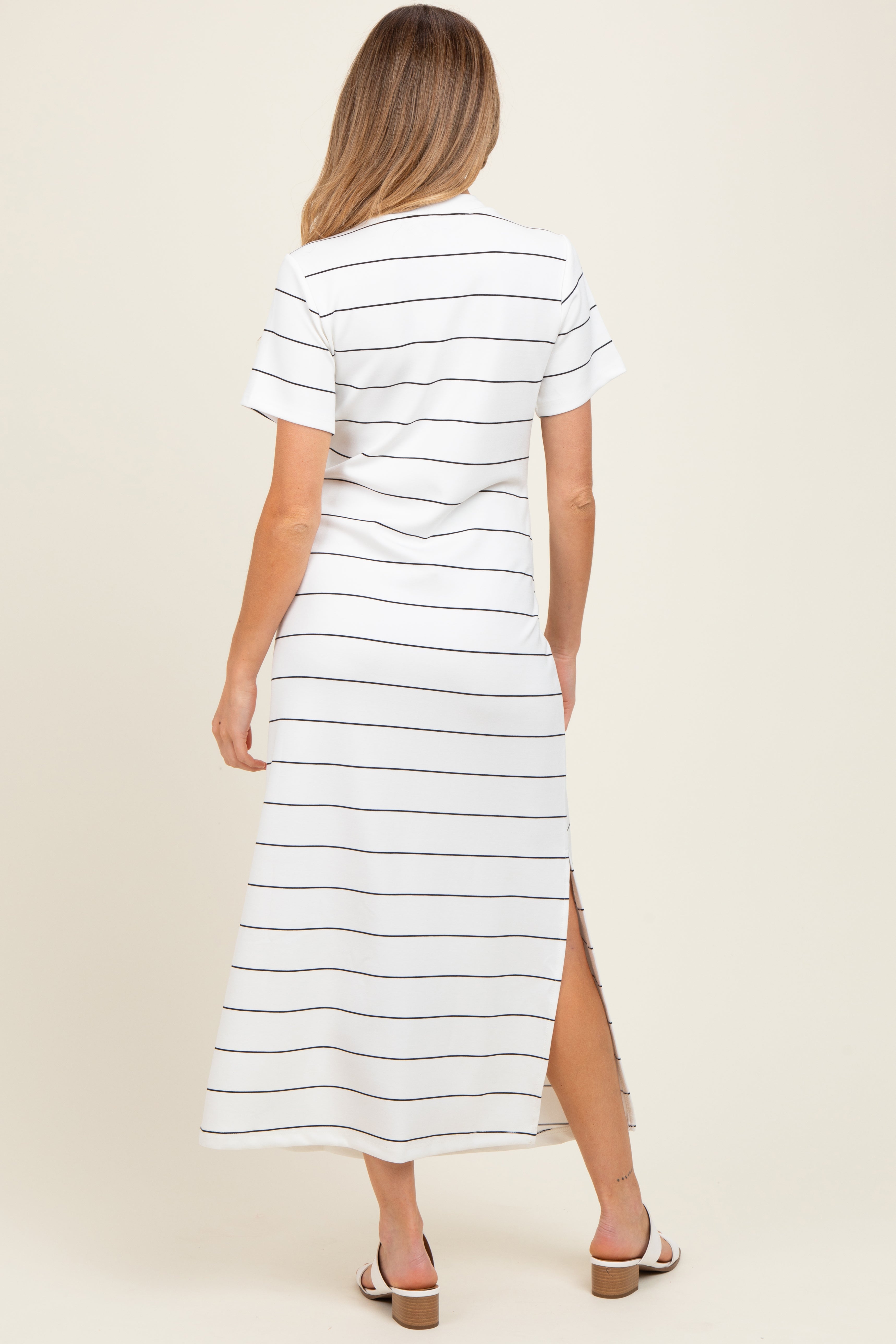 Elfenbeinfarbenes gestreiftes Umstands-Midikleid mit kurzen Ärmeln und Seitenschlitz