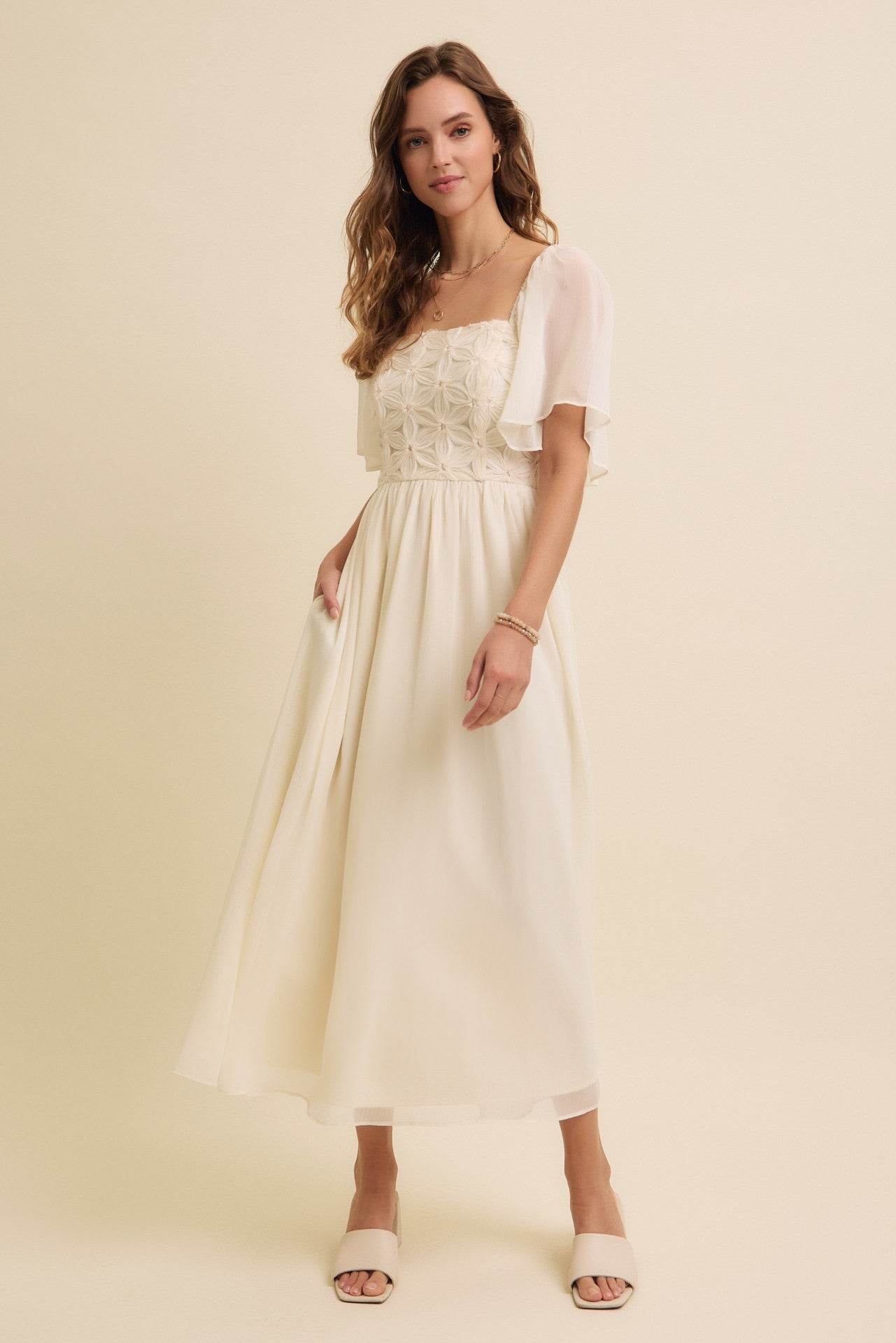 Umstands-Midikleid in Creme mit floraler Applikation und Flügelärmeln
