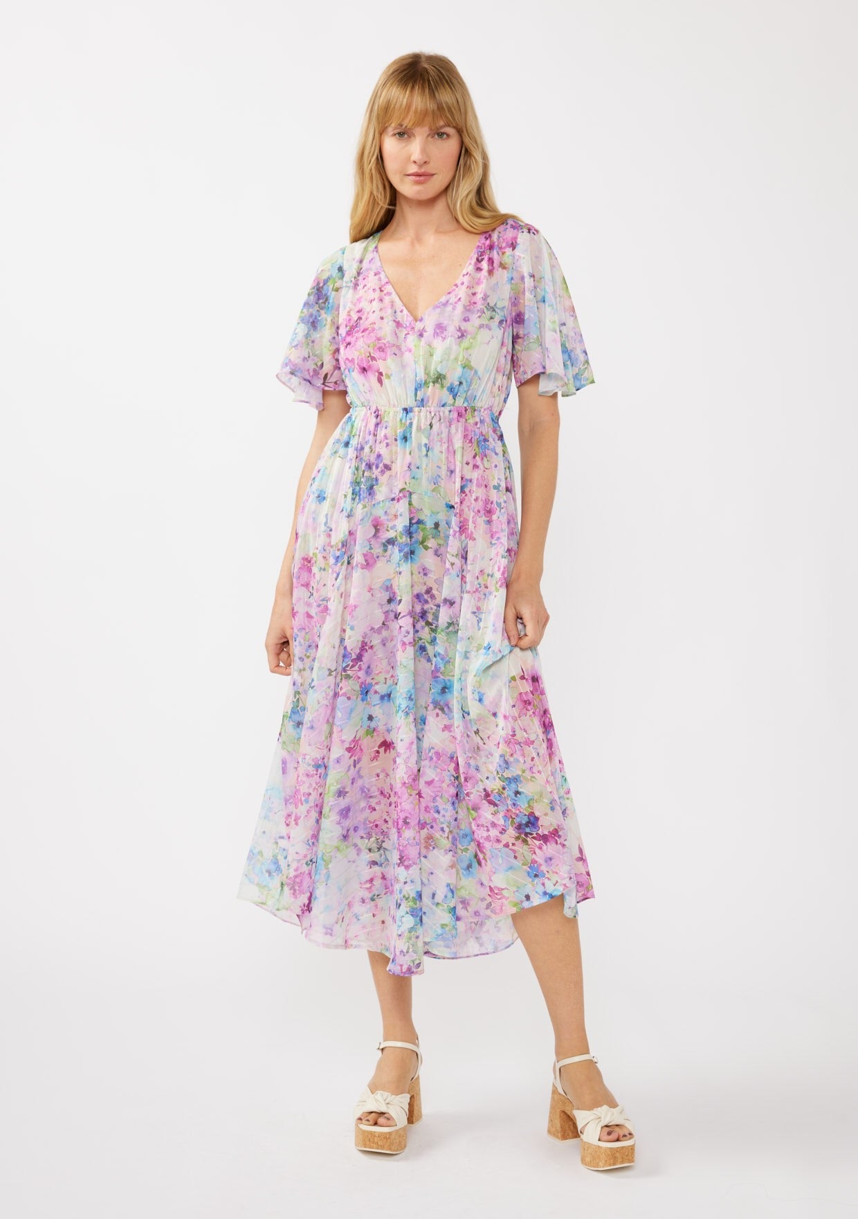 Geblümtes Umstands-Midikleid in Zartrosa mit Flügelärmeln und Aquarell-Blumenmuster