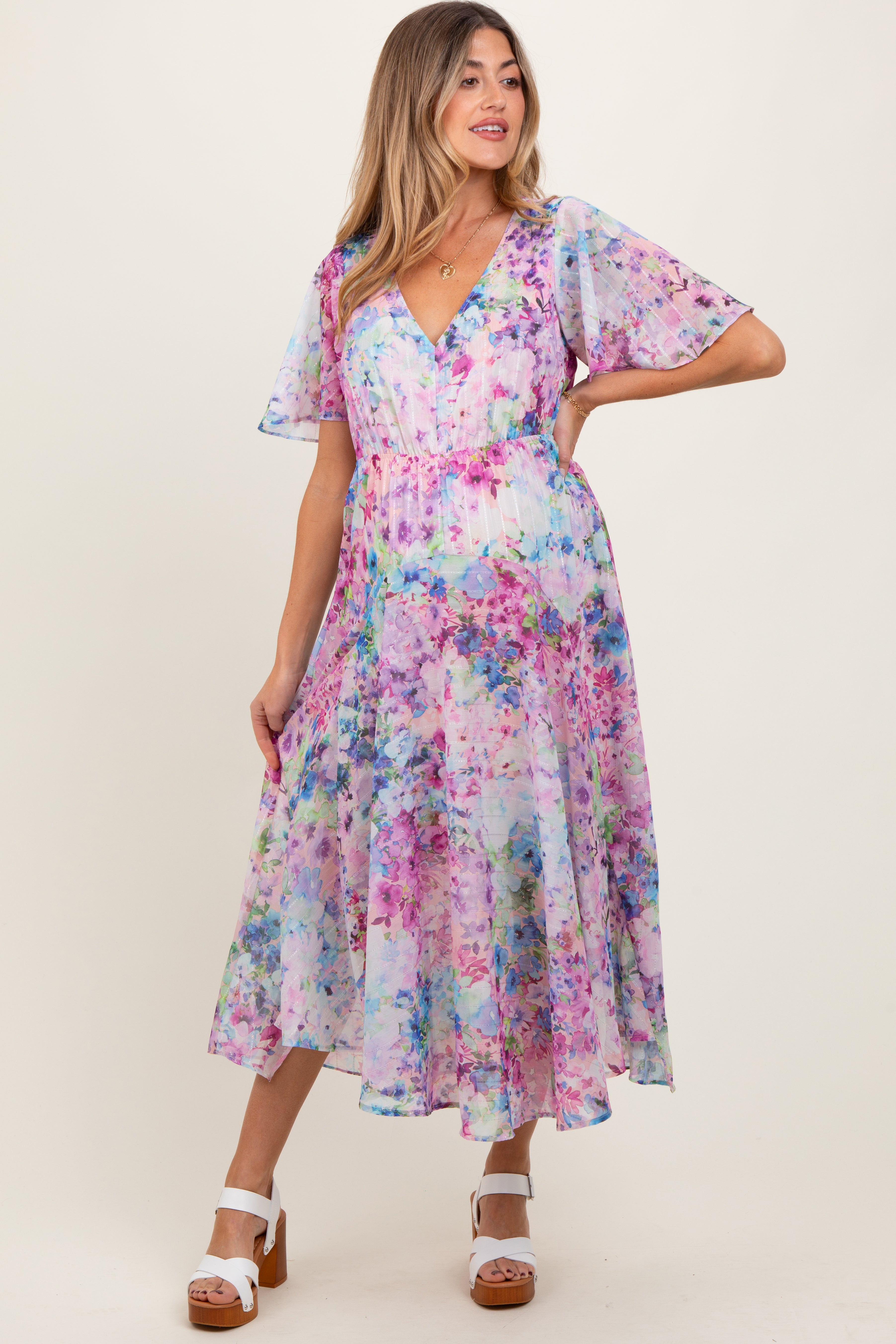 Geblümtes Umstands-Midikleid in Zartrosa mit Flügelärmeln und Aquarell-Blumenmuster