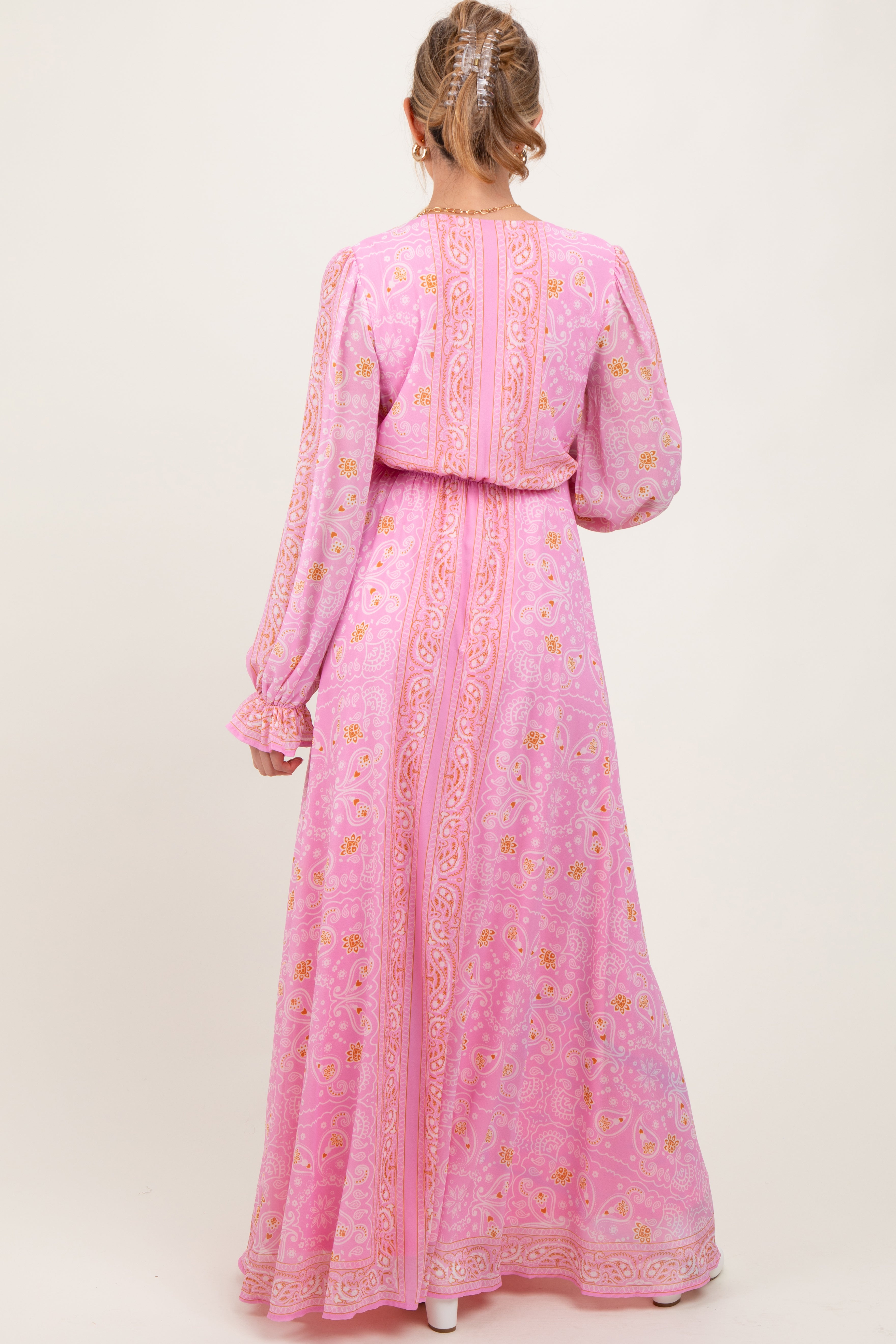 Rosa Umstands-Maxikleid mit Paisley-Muster, tiefem V-Ausschnitt und langen Ärmeln