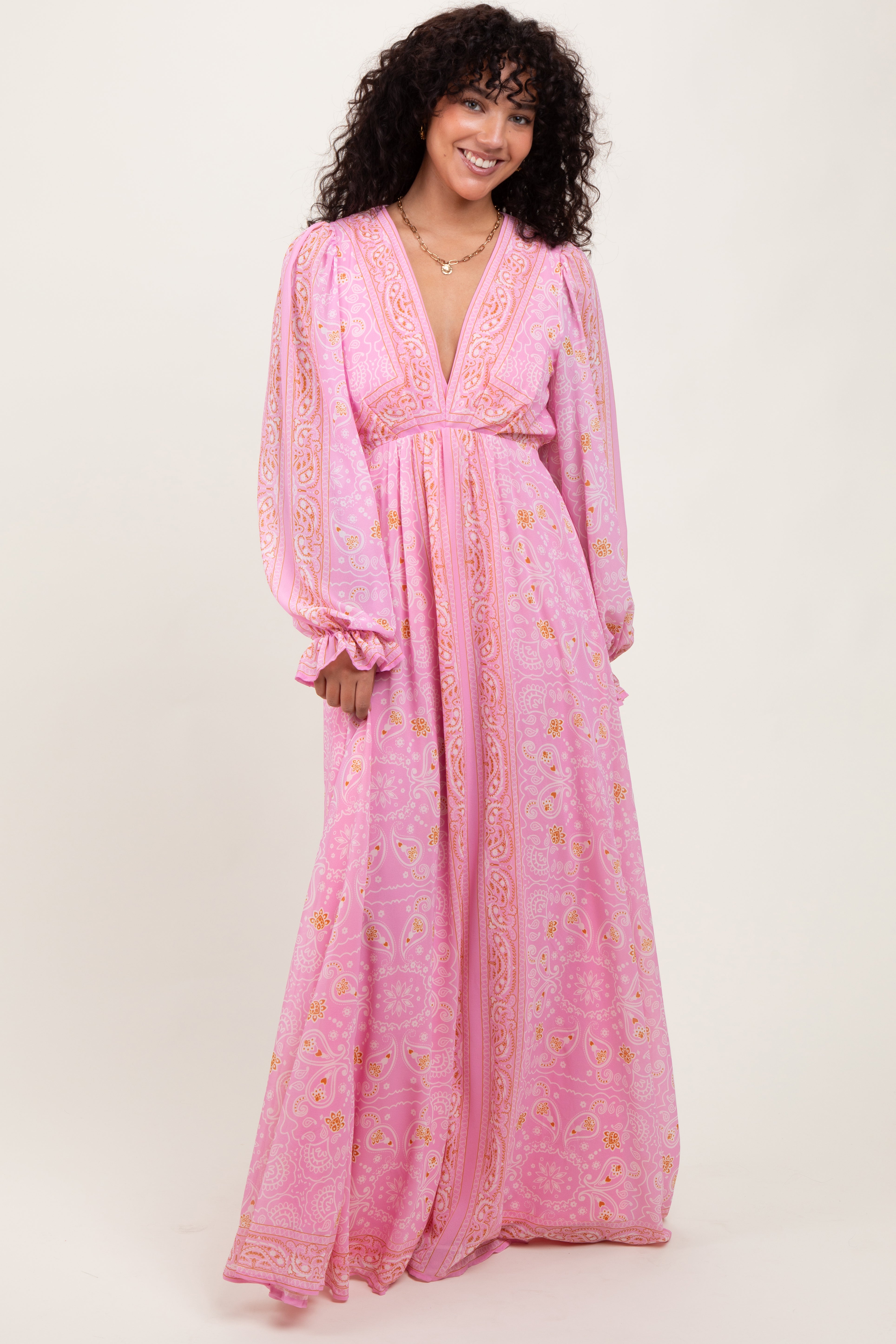 Rosa Umstands-Maxikleid mit Paisley-Muster, tiefem V-Ausschnitt und langen Ärmeln