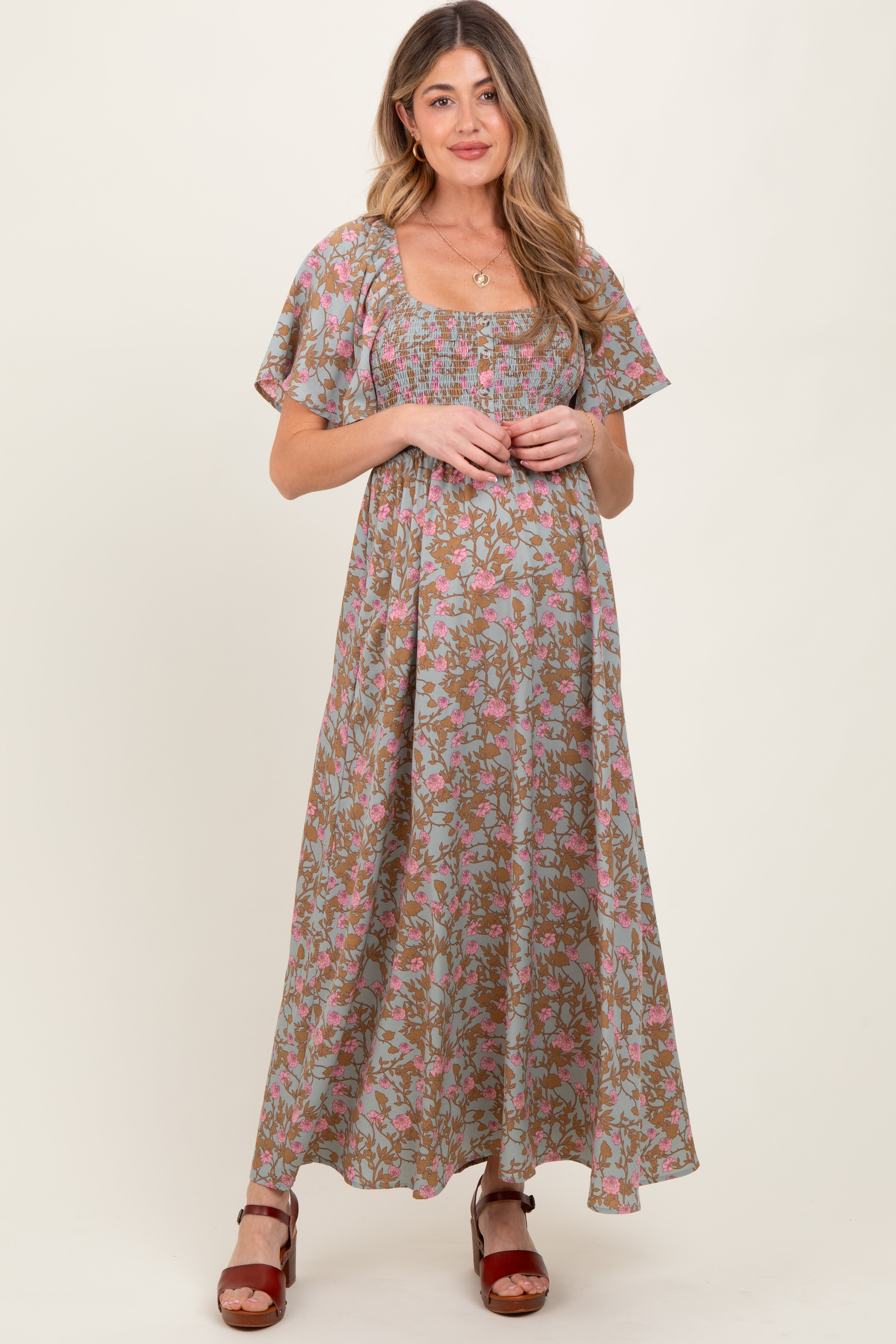 Blaues geblümtes Umstands-Maxikleid mit Smok-Optik und Flügelärmeln
