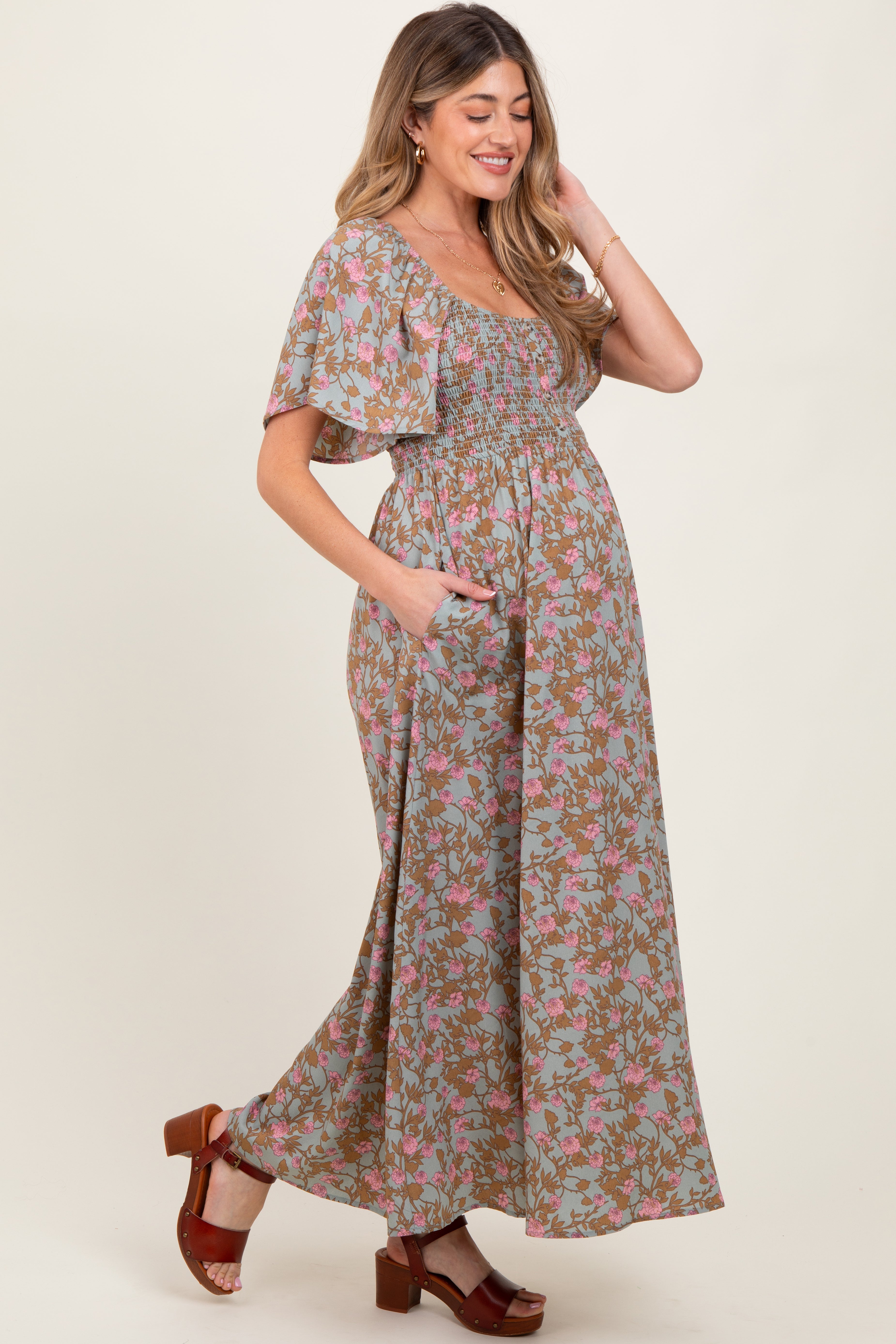Blaues geblümtes Umstands-Maxikleid mit Smok-Optik und Flügelärmeln