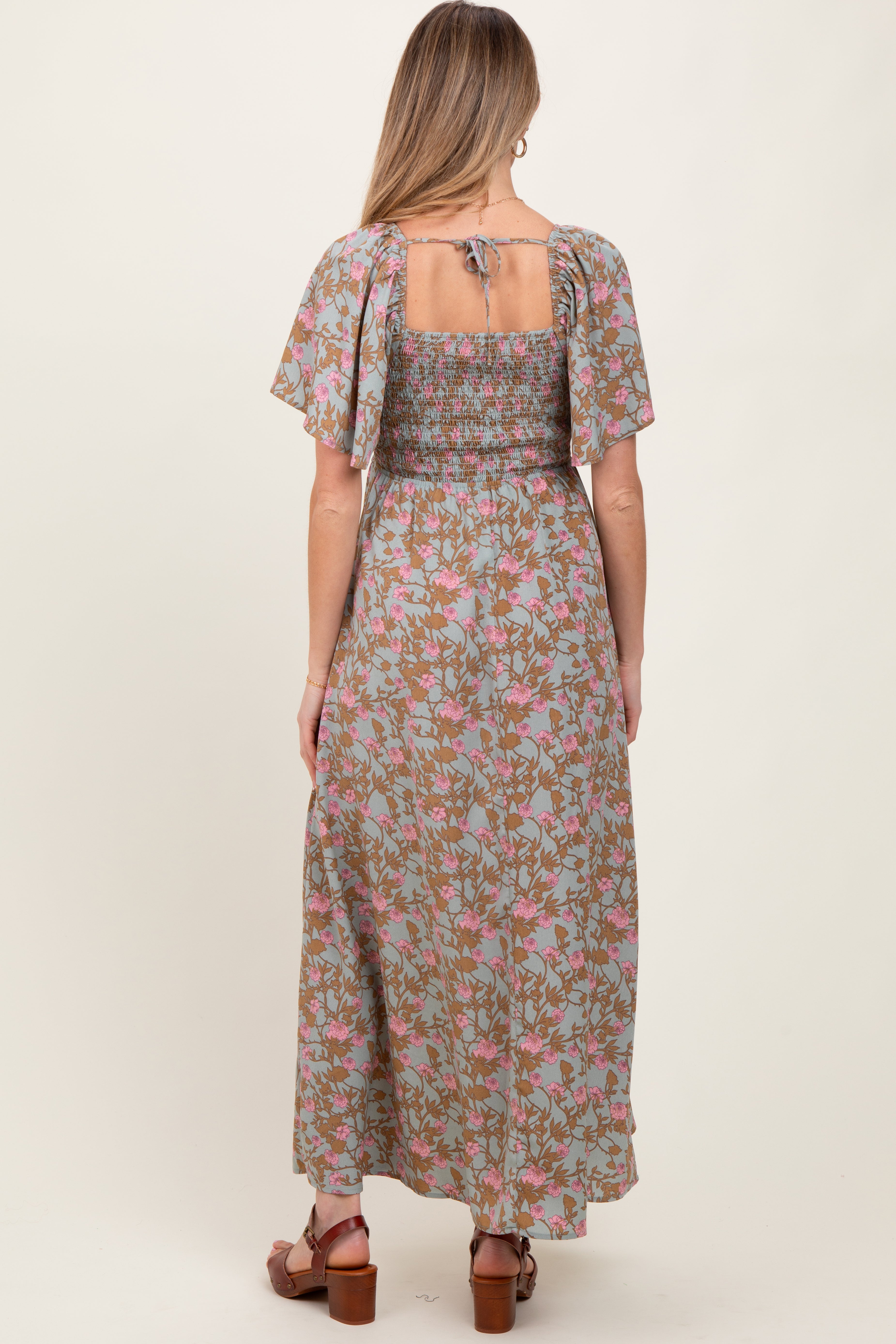 Blaues geblümtes Umstands-Maxikleid mit Smok-Optik und Flügelärmeln