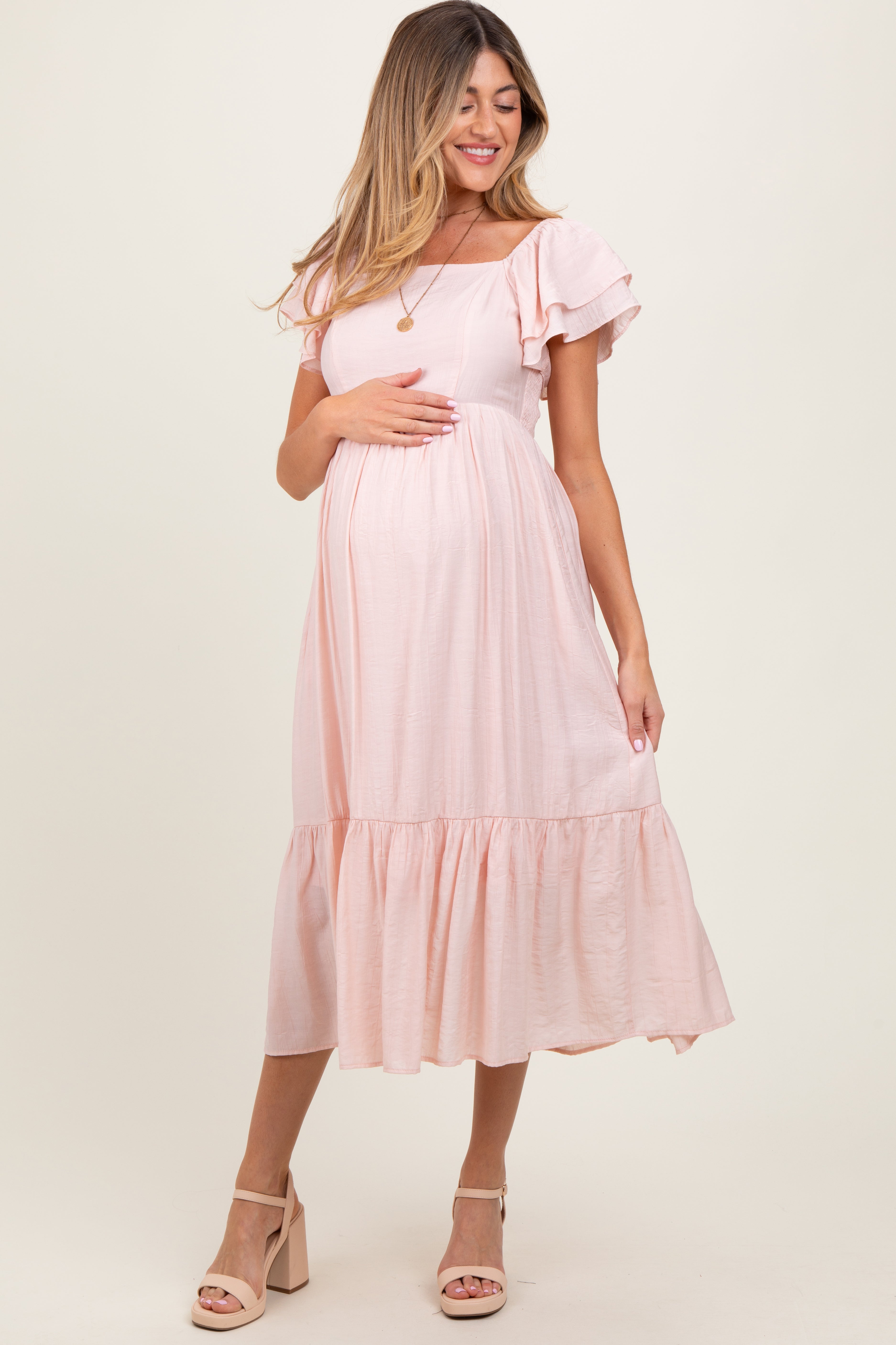 Zartrosa Umstands-Midikleid mit Flatterärmeln