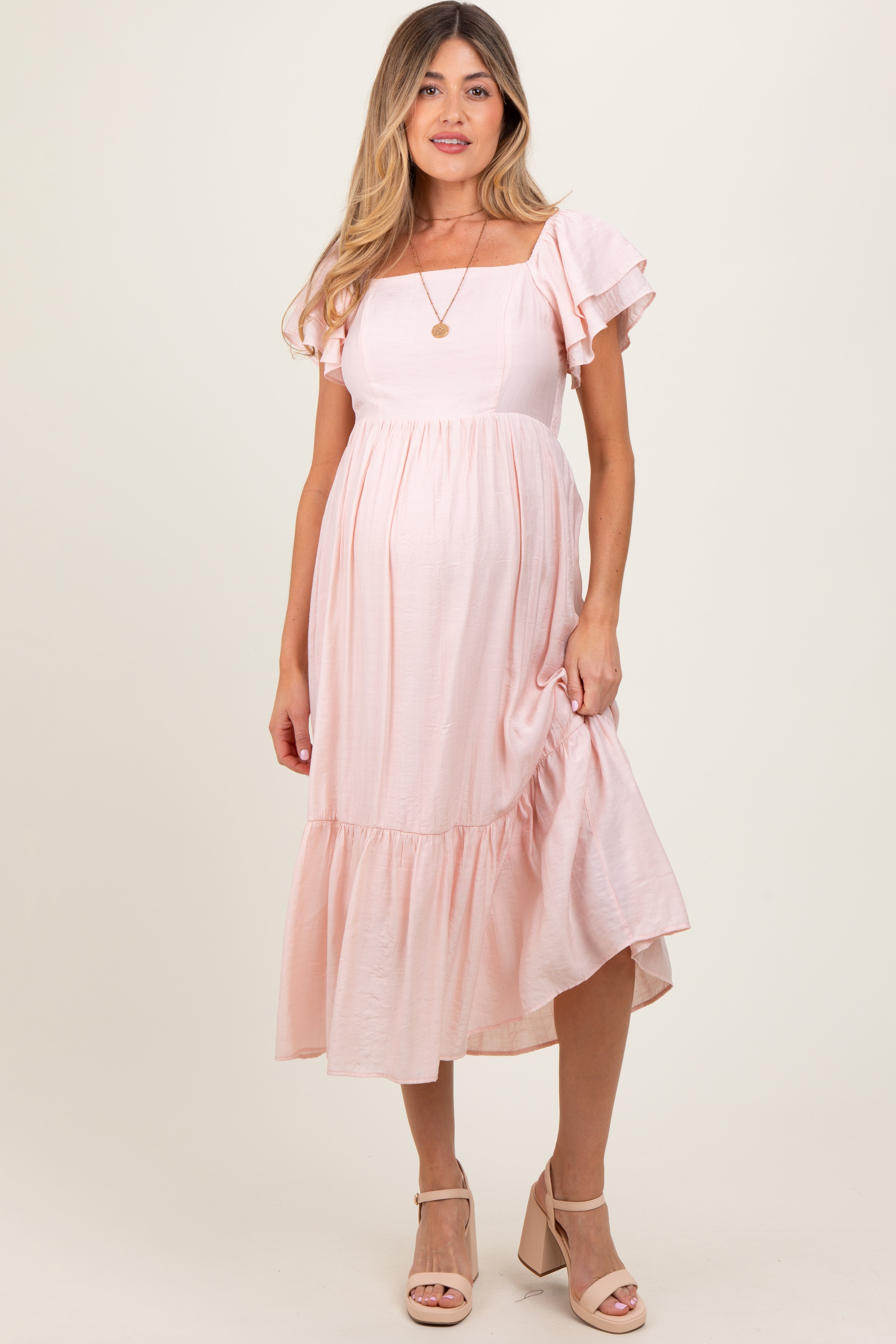 Zartrosa Umstands-Midikleid mit Flatterärmeln