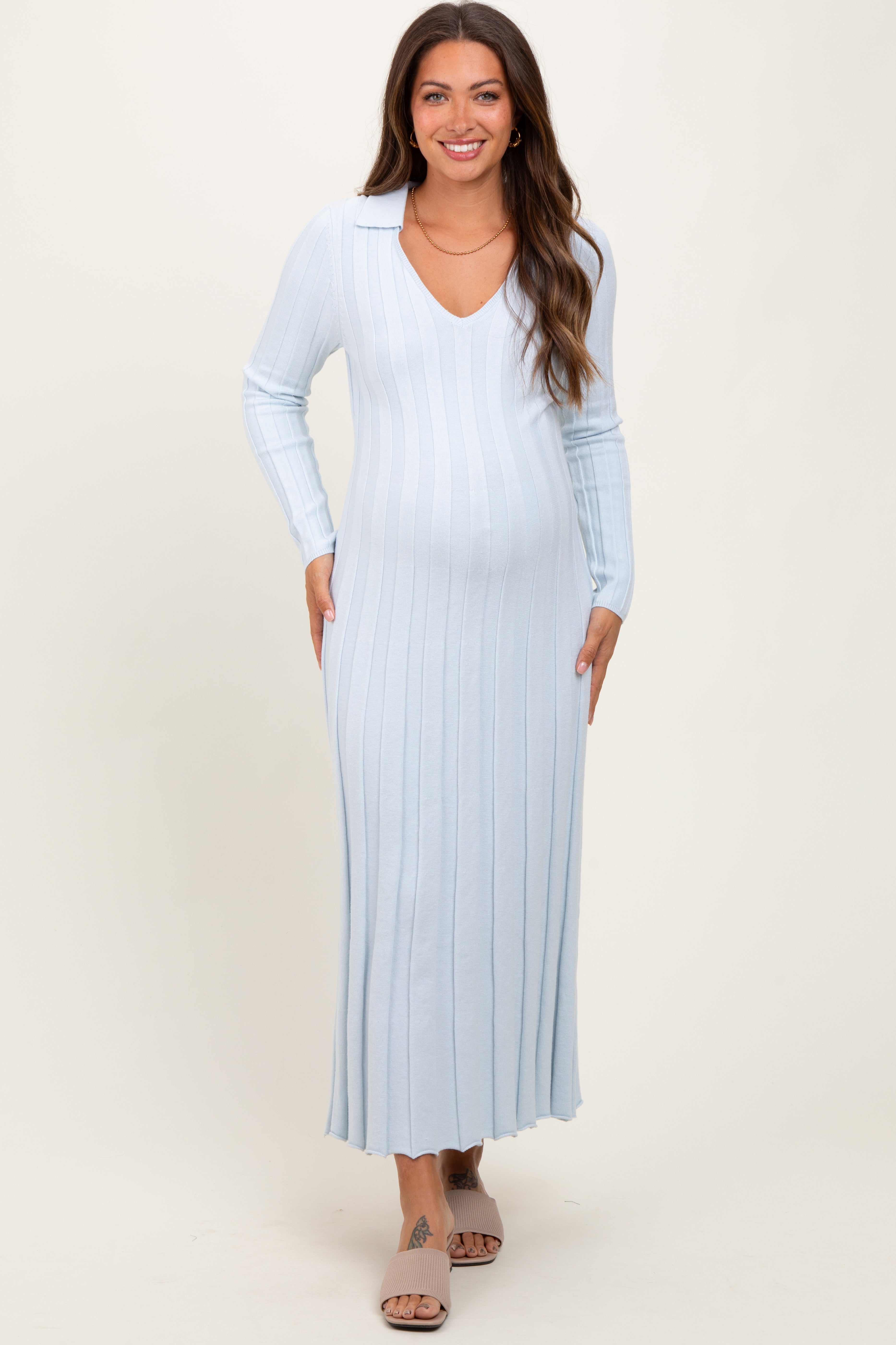Hellblaues Umstands-Midikleid aus breitem Rippstrick mit Kragen