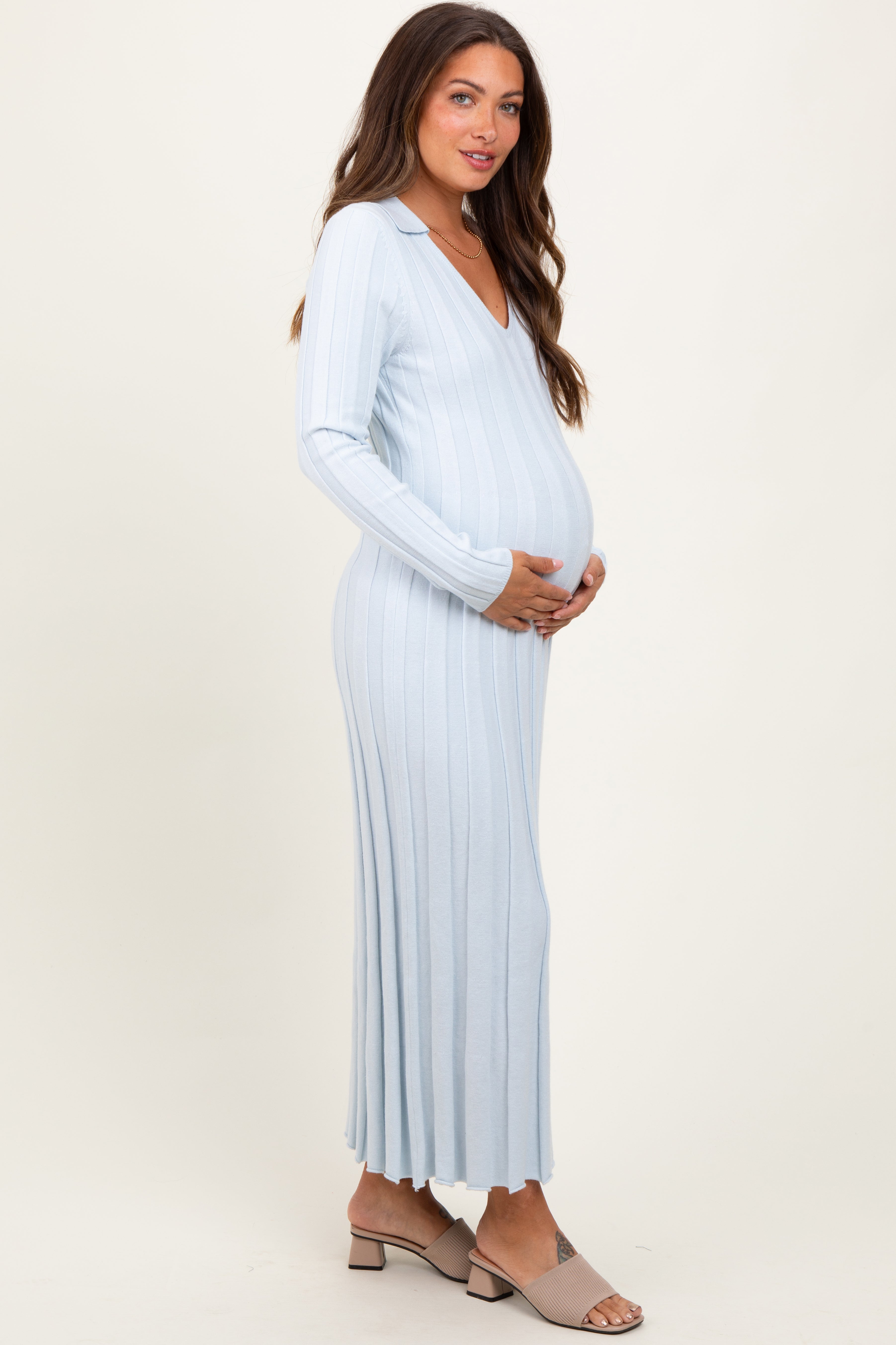 Hellblaues Umstands-Midikleid aus breitem Rippstrick mit Kragen