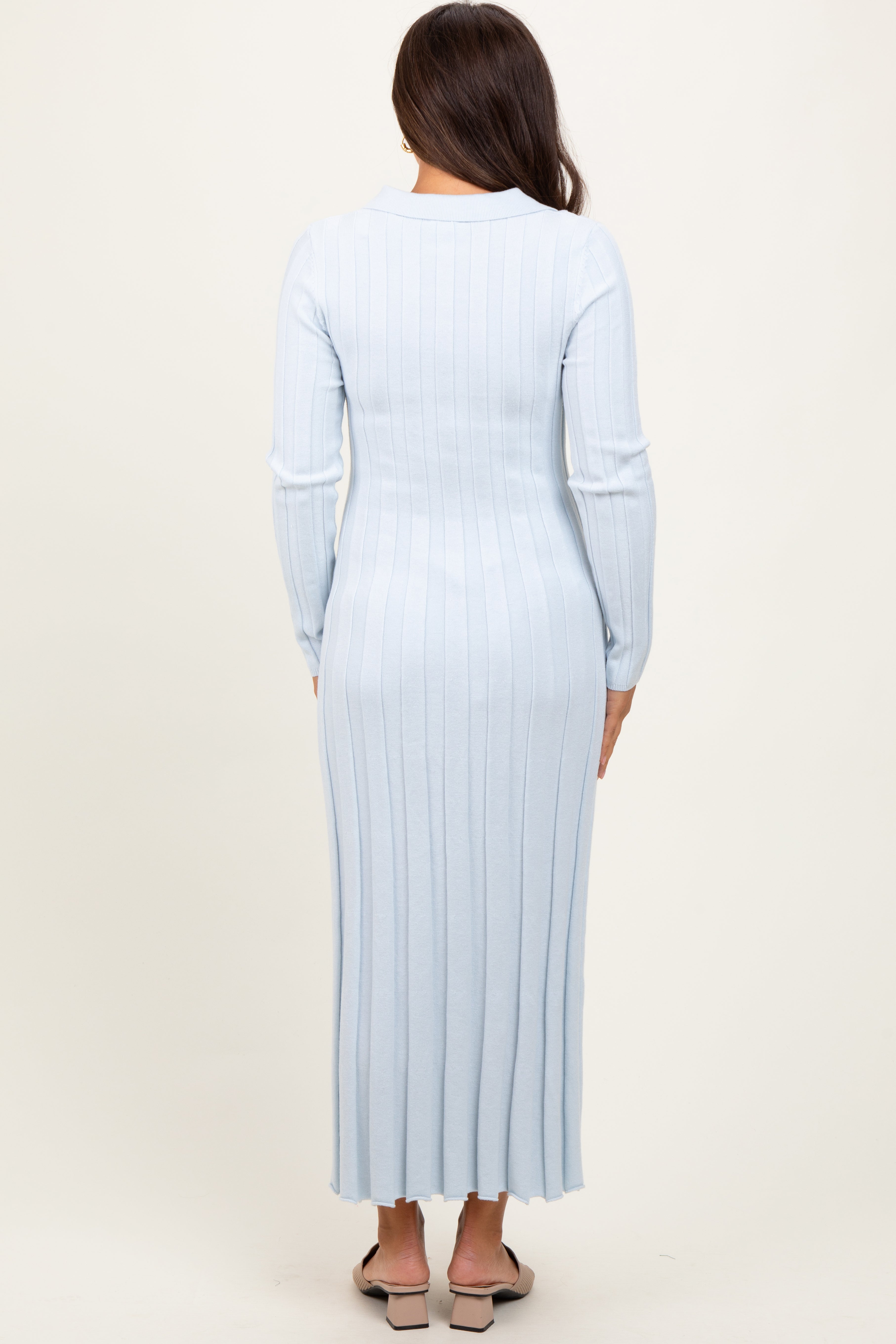 Hellblaues Umstands-Midikleid aus breitem Rippstrick mit Kragen