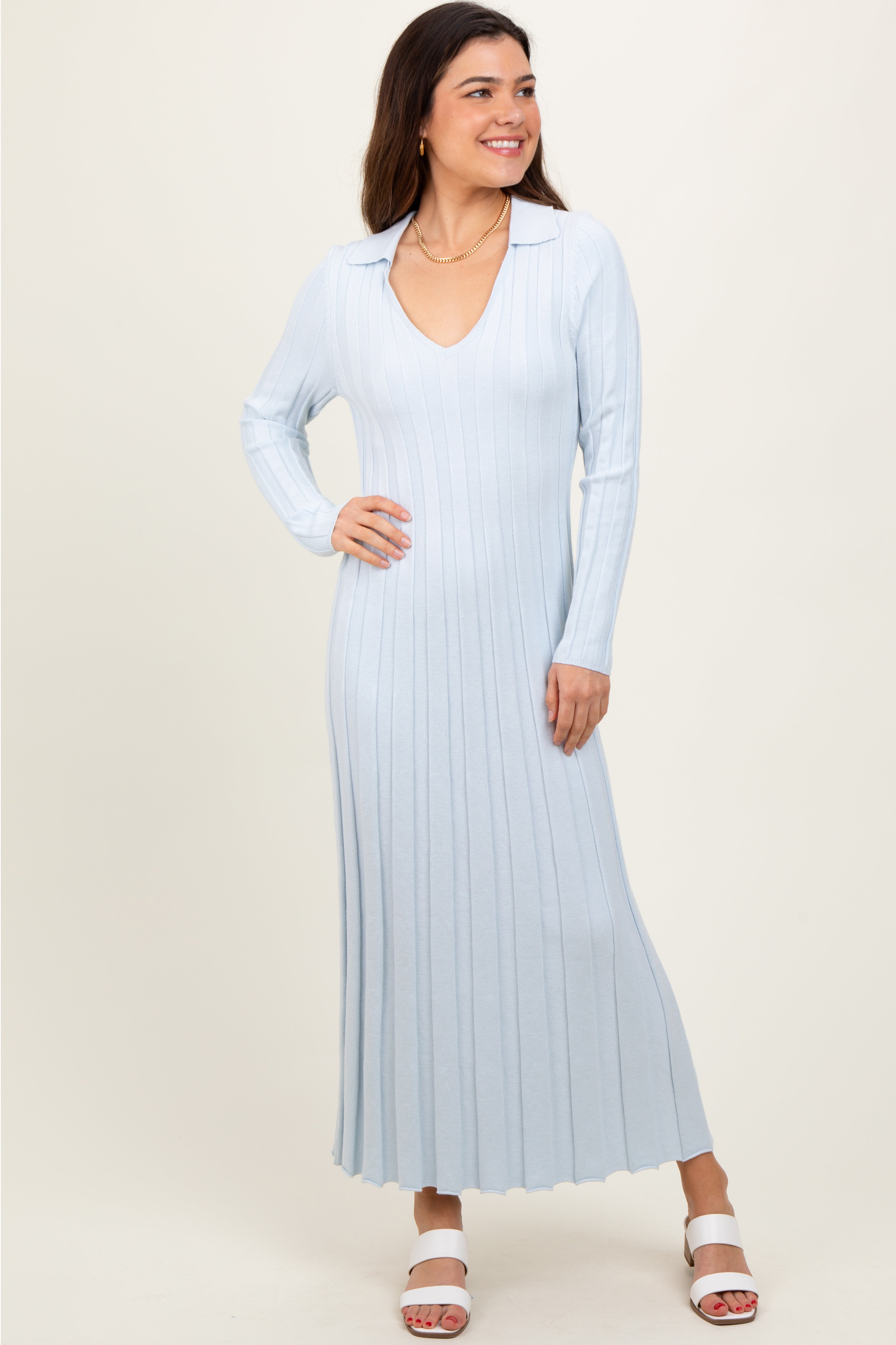 Hellblaues Umstands-Midikleid aus breitem Rippstrick mit Kragen
