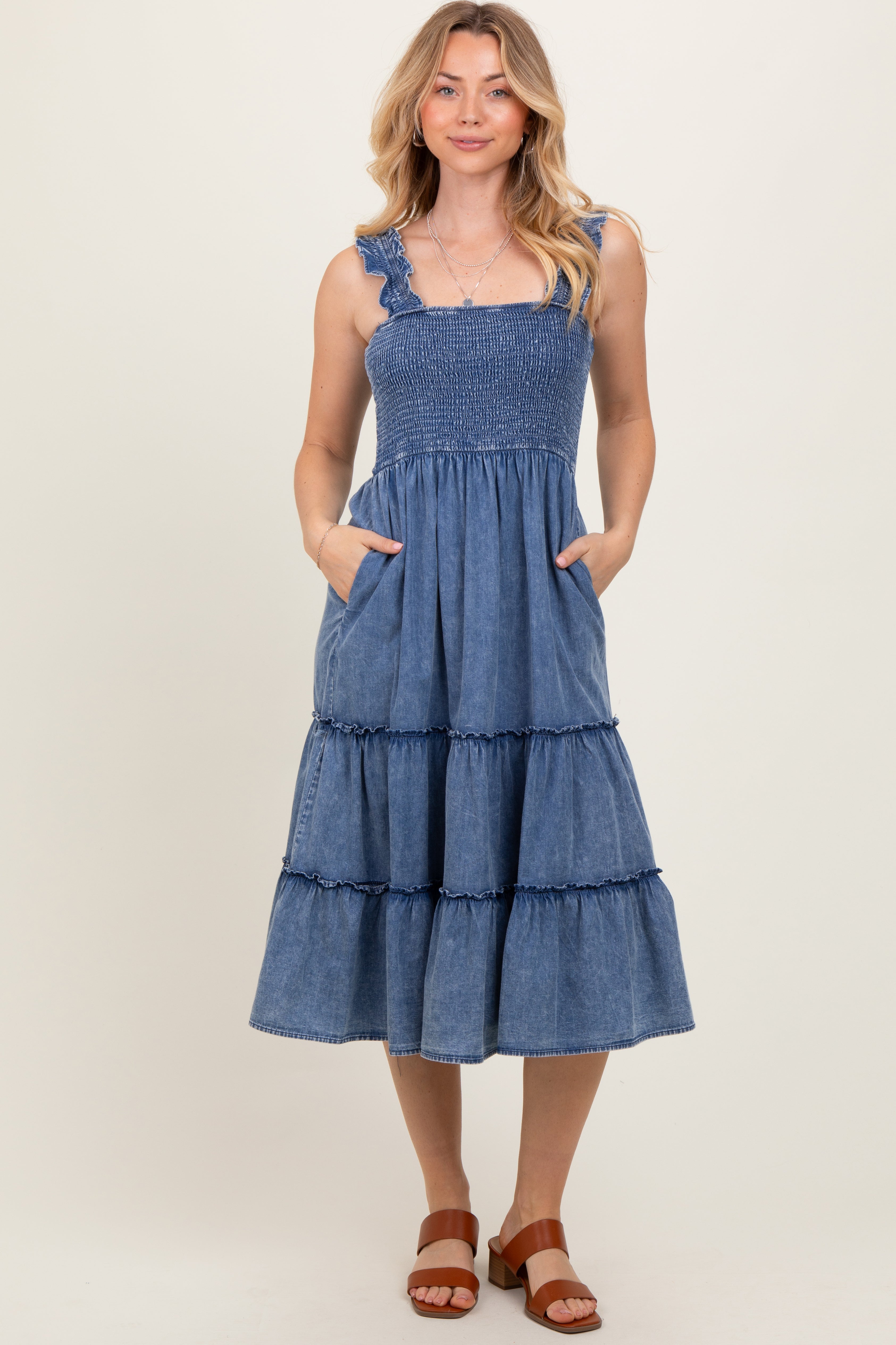 Blaues Umstands-Midikleid aus Chambray mit Smok, Rüschen und Stufenrock