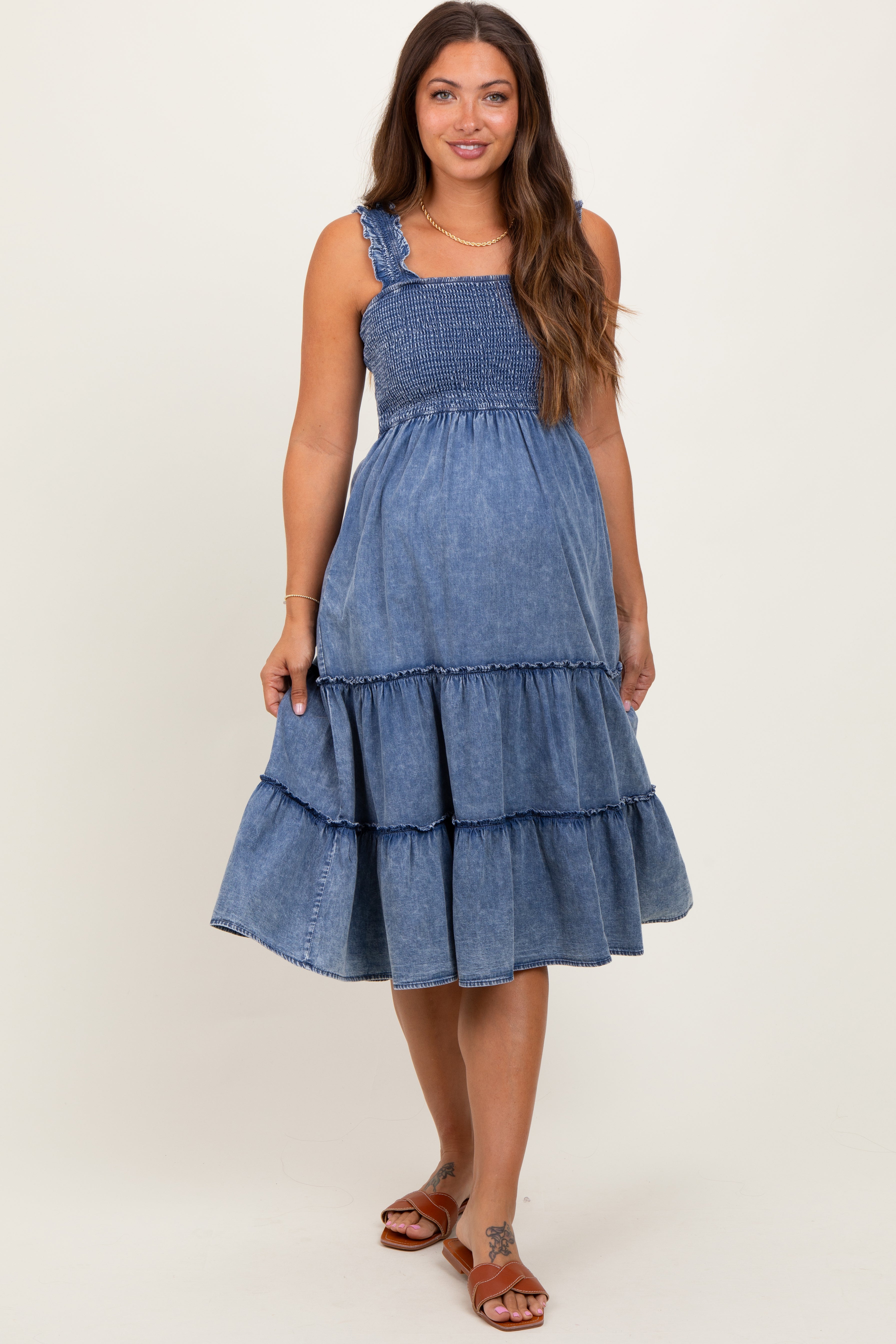 Blaues Umstands-Midikleid aus Chambray mit Smok, Rüschen und Stufenrock