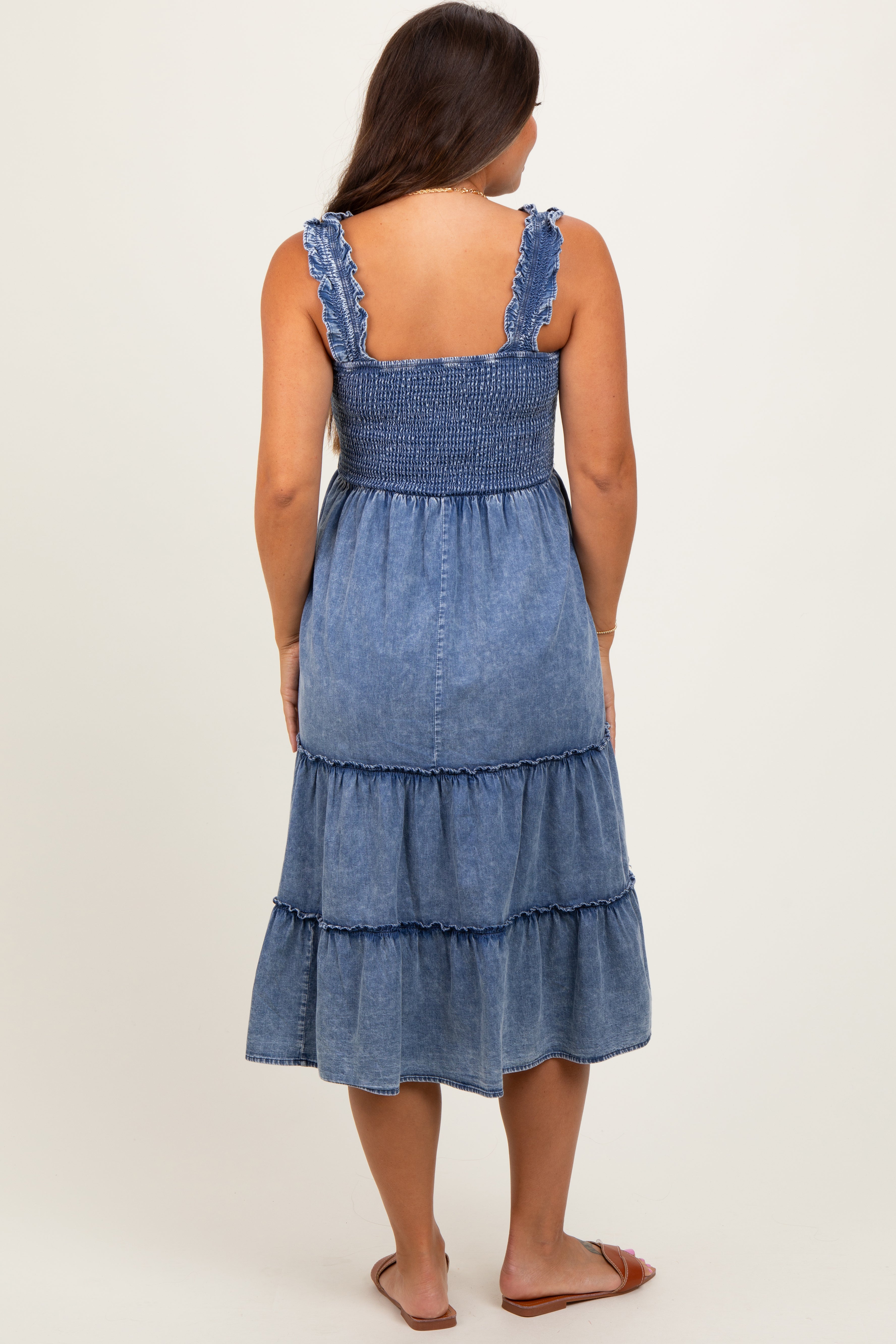 Blaues Umstands-Midikleid aus Chambray mit Smok, Rüschen und Stufenrock