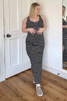 Schwarz-elfenbeinfarbenes gestreiftes Umstands-Maxikleid mit Seitenschlitz