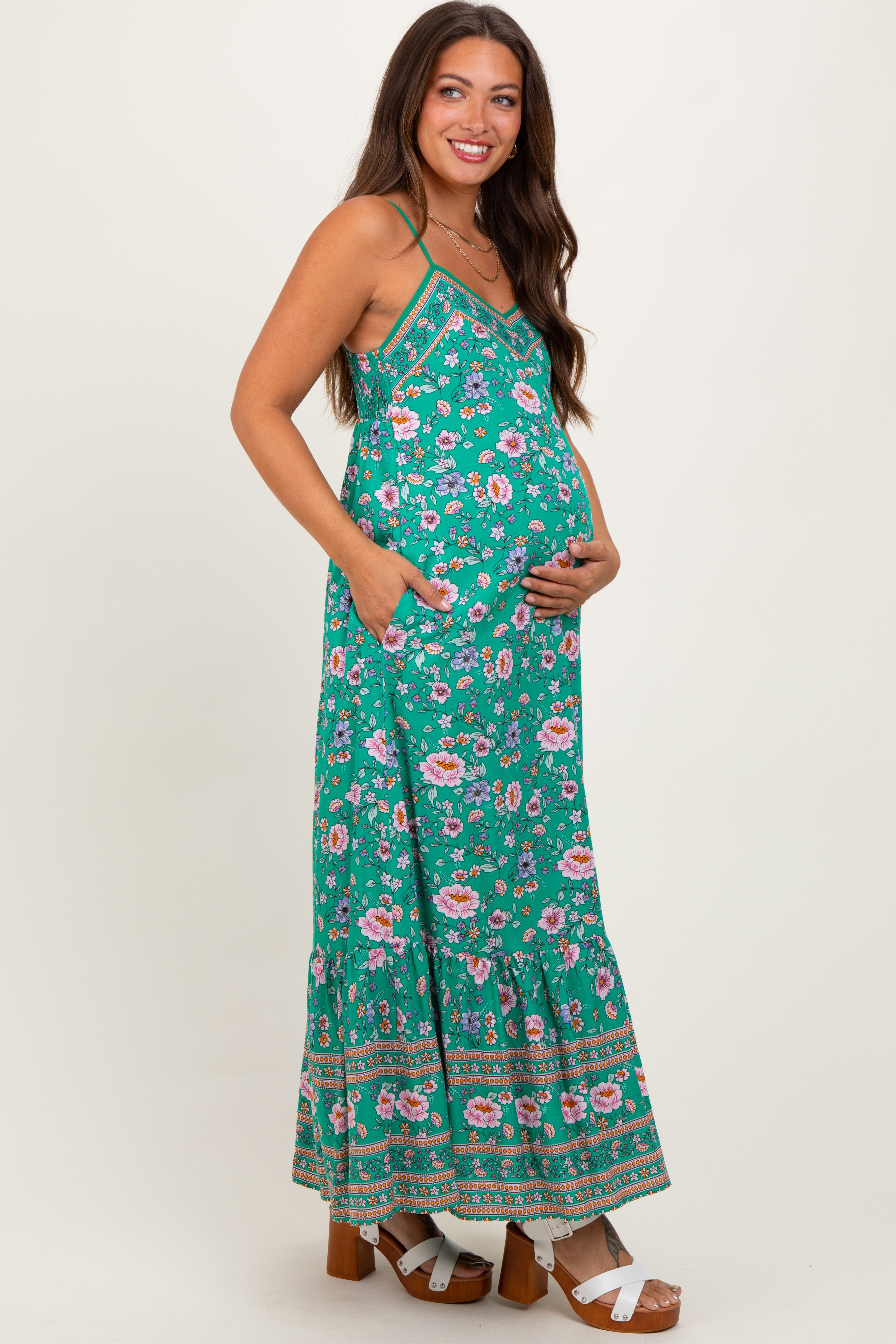 Grünes Umstands-Maxikleid mit Blütenmuster und Rückenschnürung
