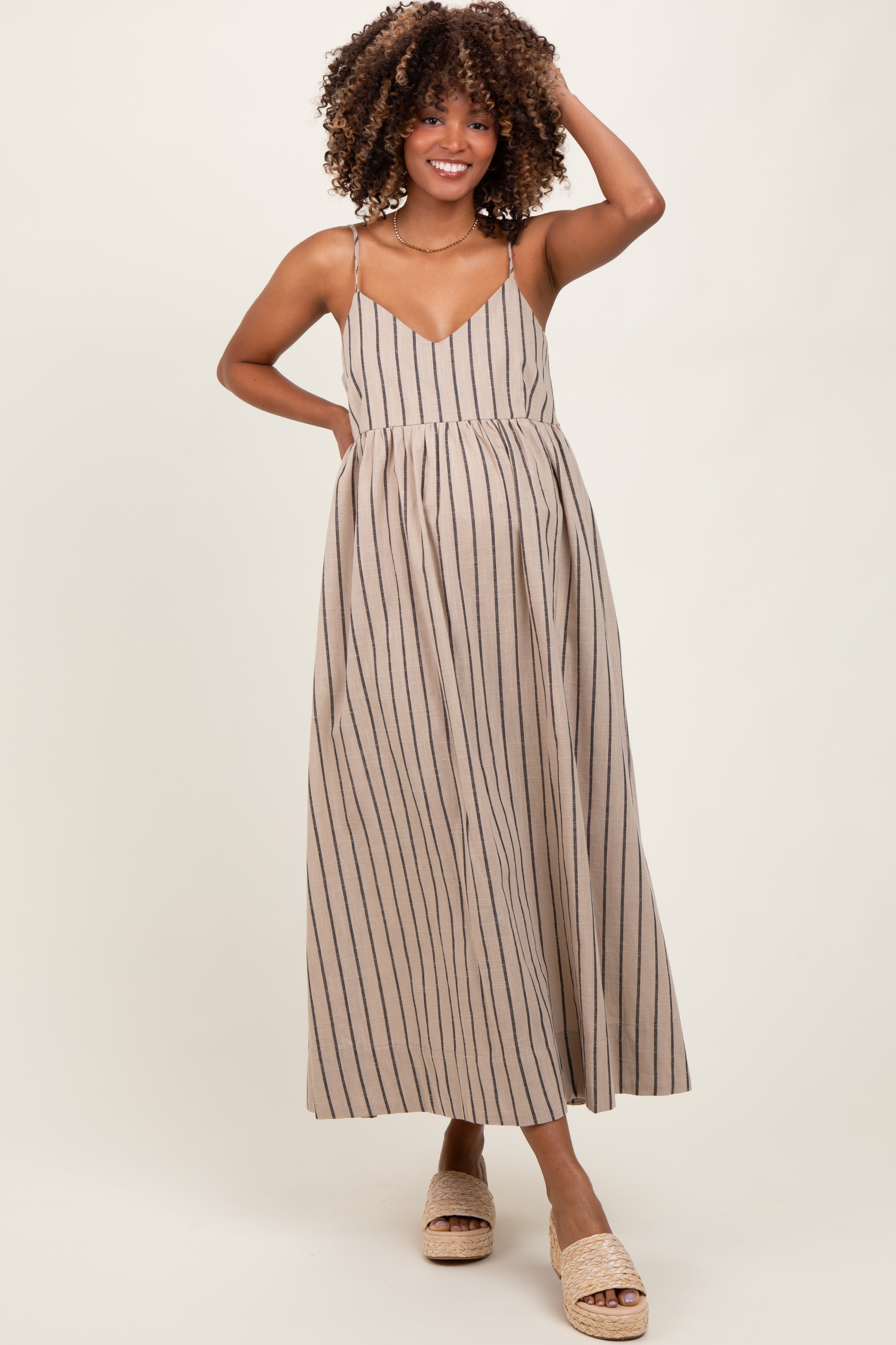 Beigefarbenes, gestreiftes Umstands-Maxikleid aus Leinenmischung