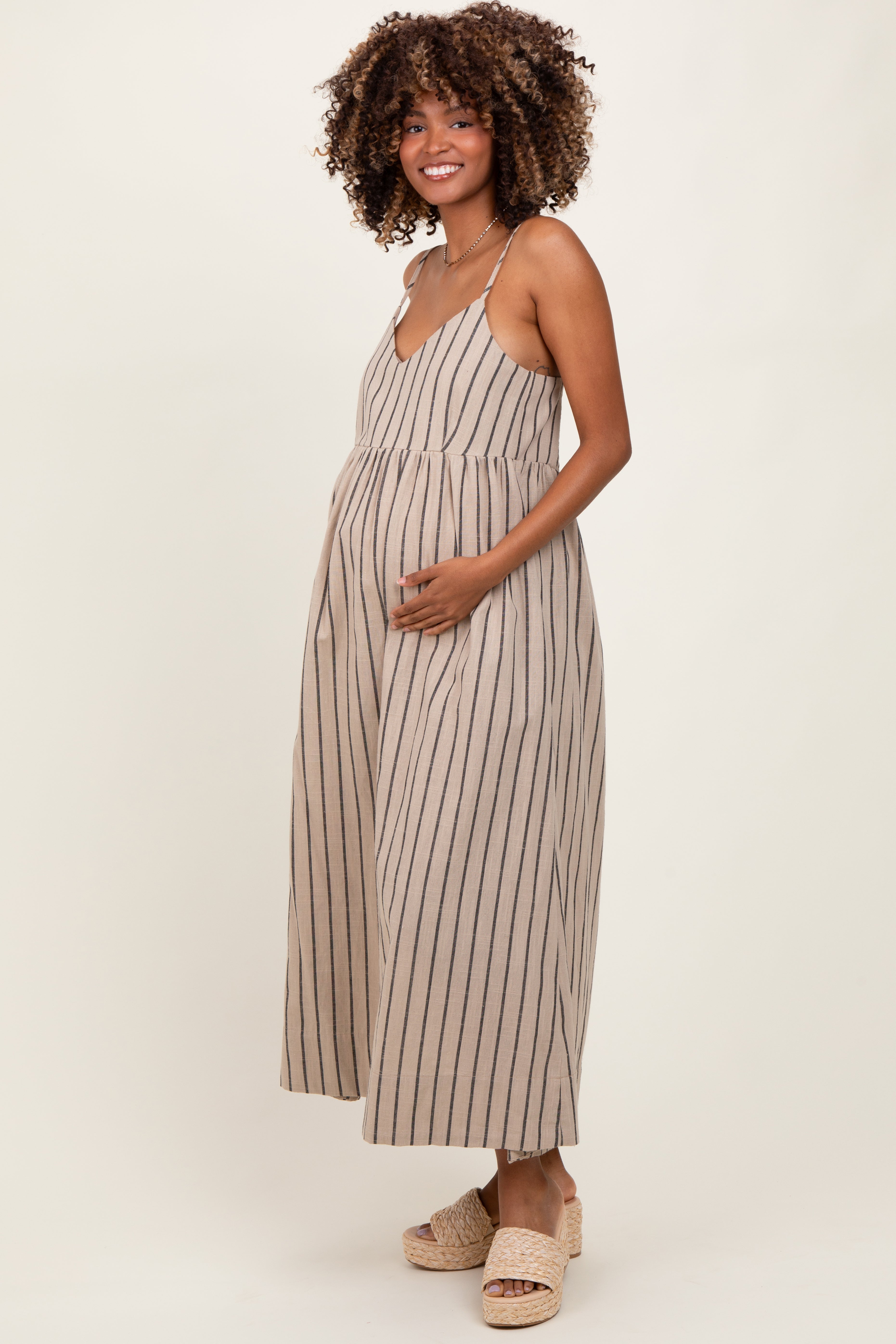 Beigefarbenes, gestreiftes Umstands-Maxikleid aus Leinenmischung