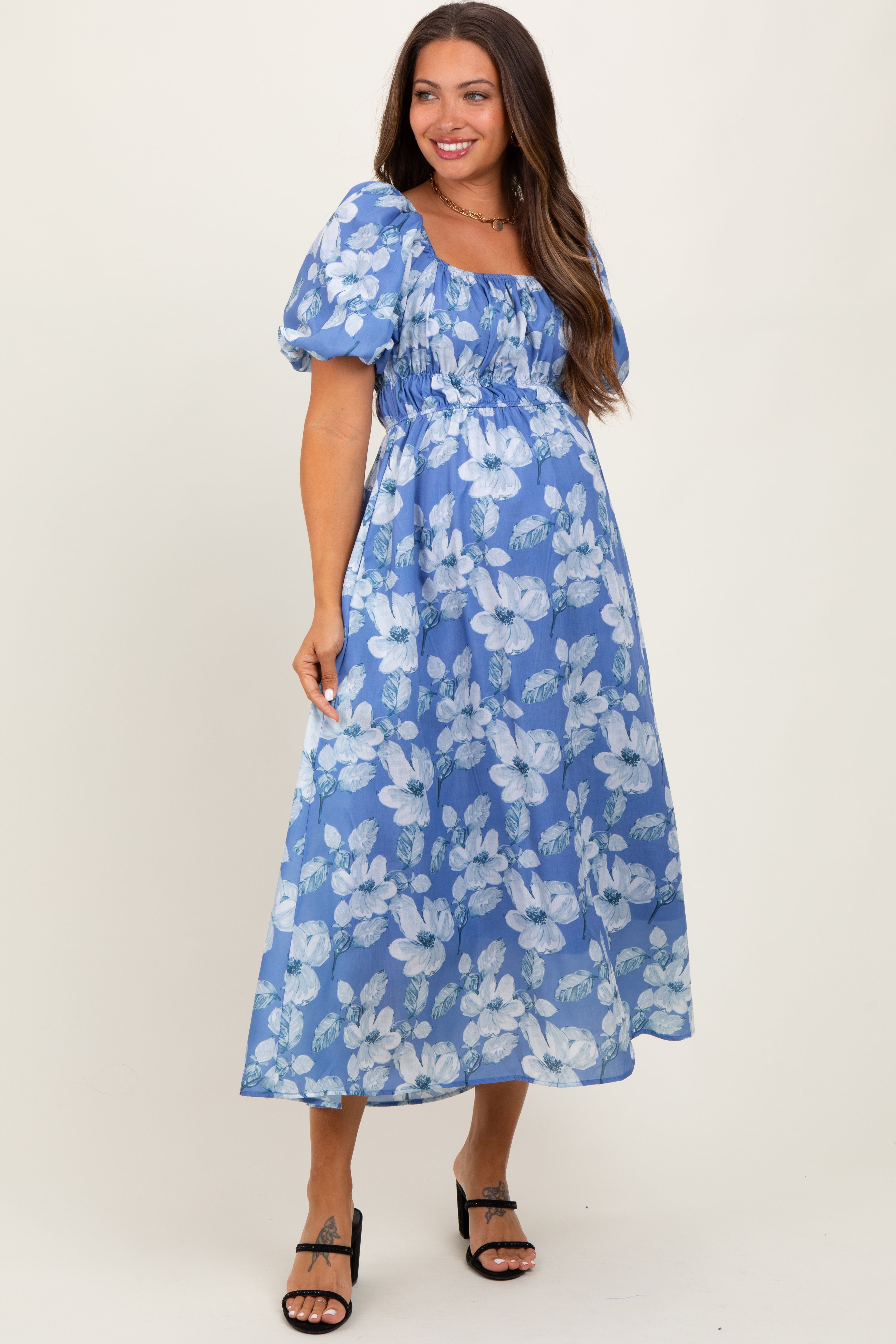 Geblümtes Umstands-Midikleid mit eckigem Ausschnitt in Blau