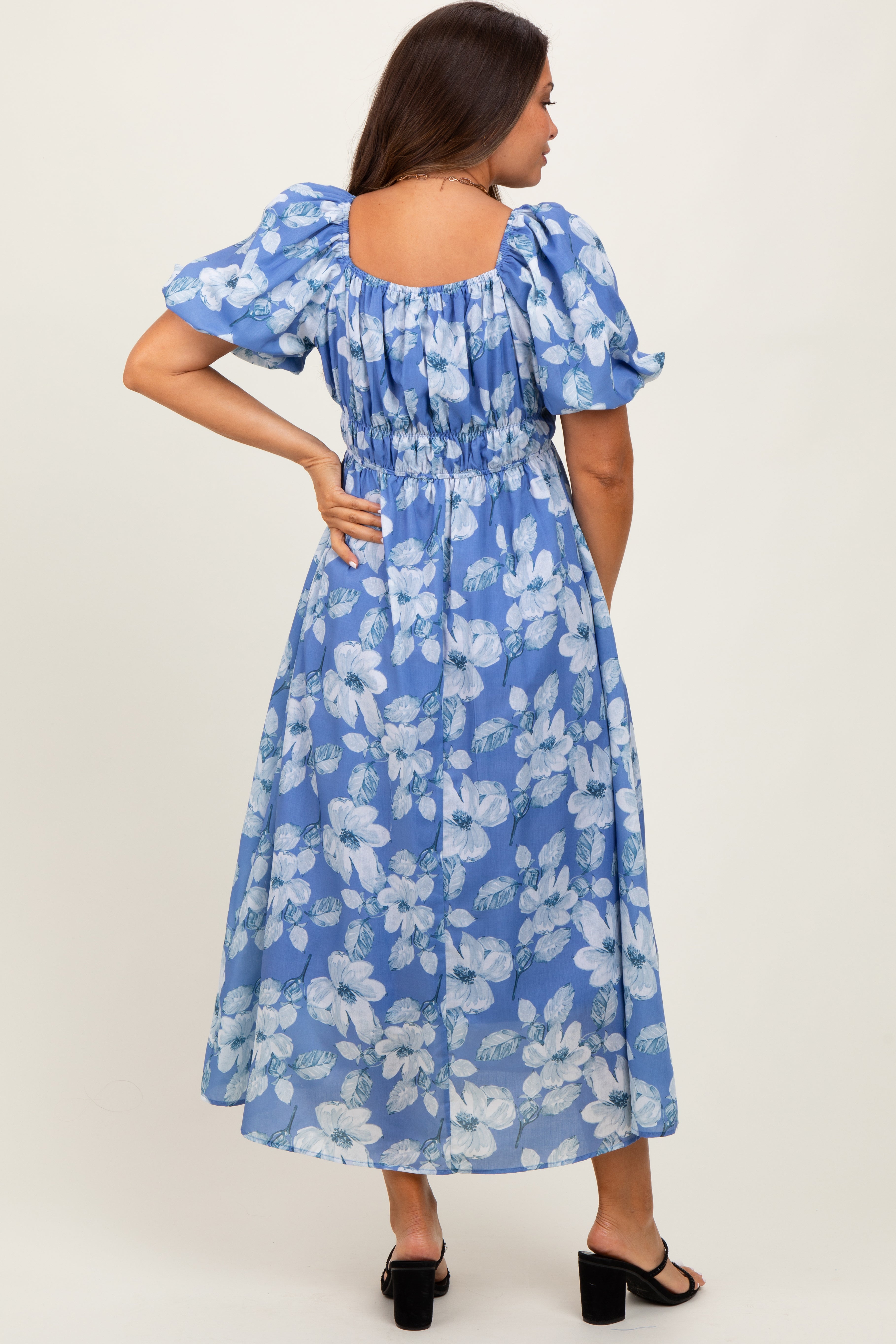 Geblümtes Umstands-Midikleid mit eckigem Ausschnitt in Blau