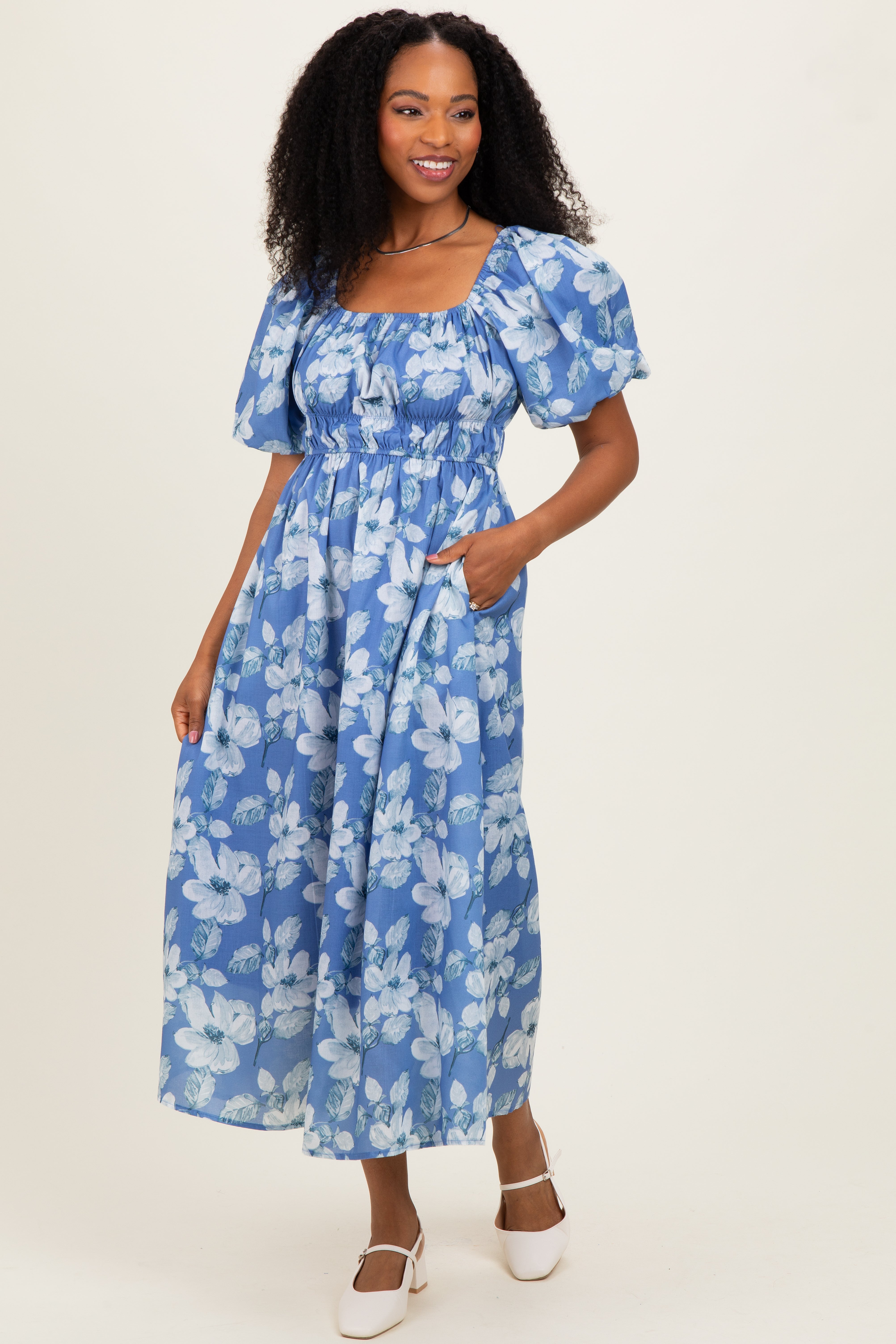 Geblümtes Umstands-Midikleid mit eckigem Ausschnitt in Blau