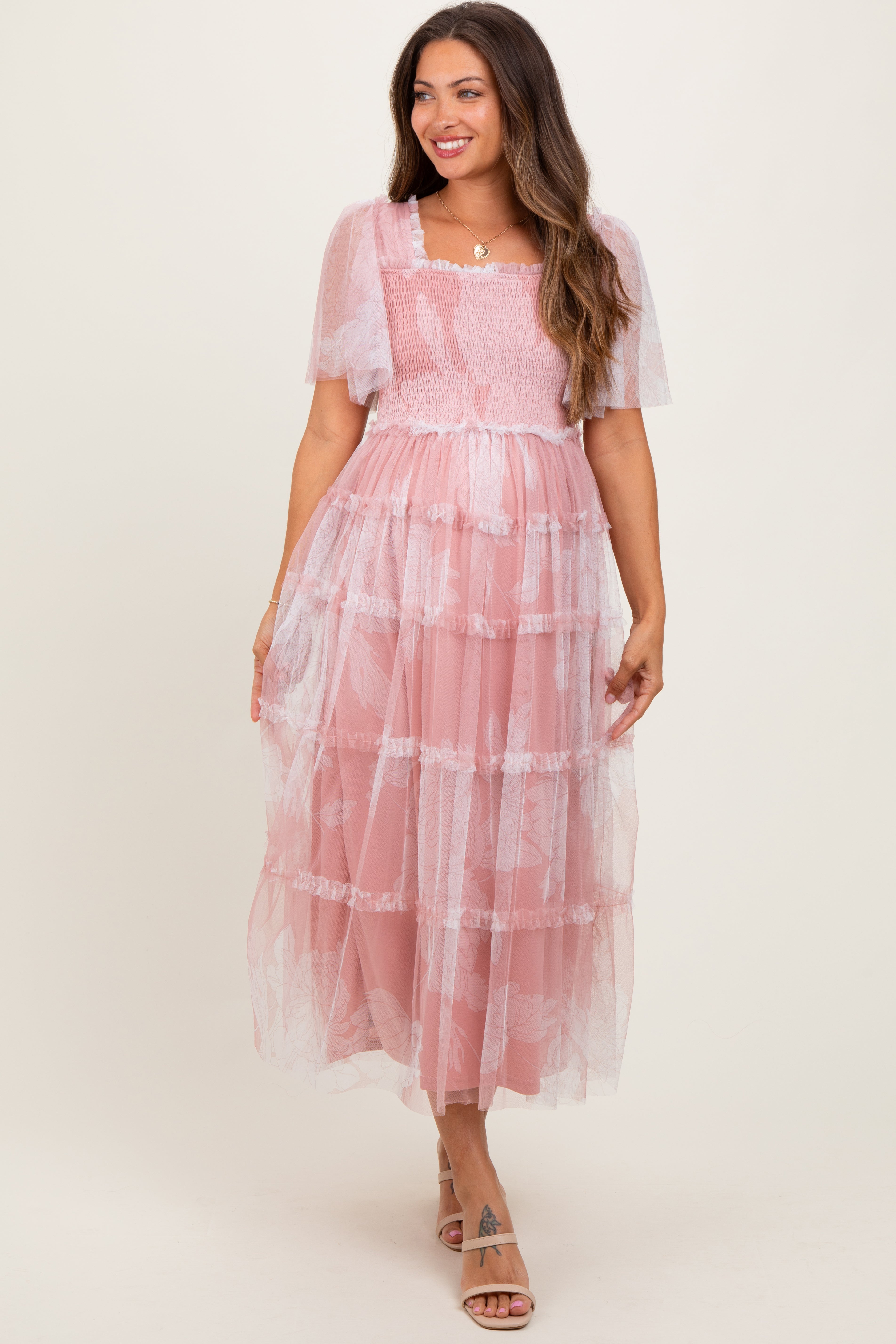 Rosa Umstands-Midikleid mit Smok-Oberteil, Mesh und Rüschen