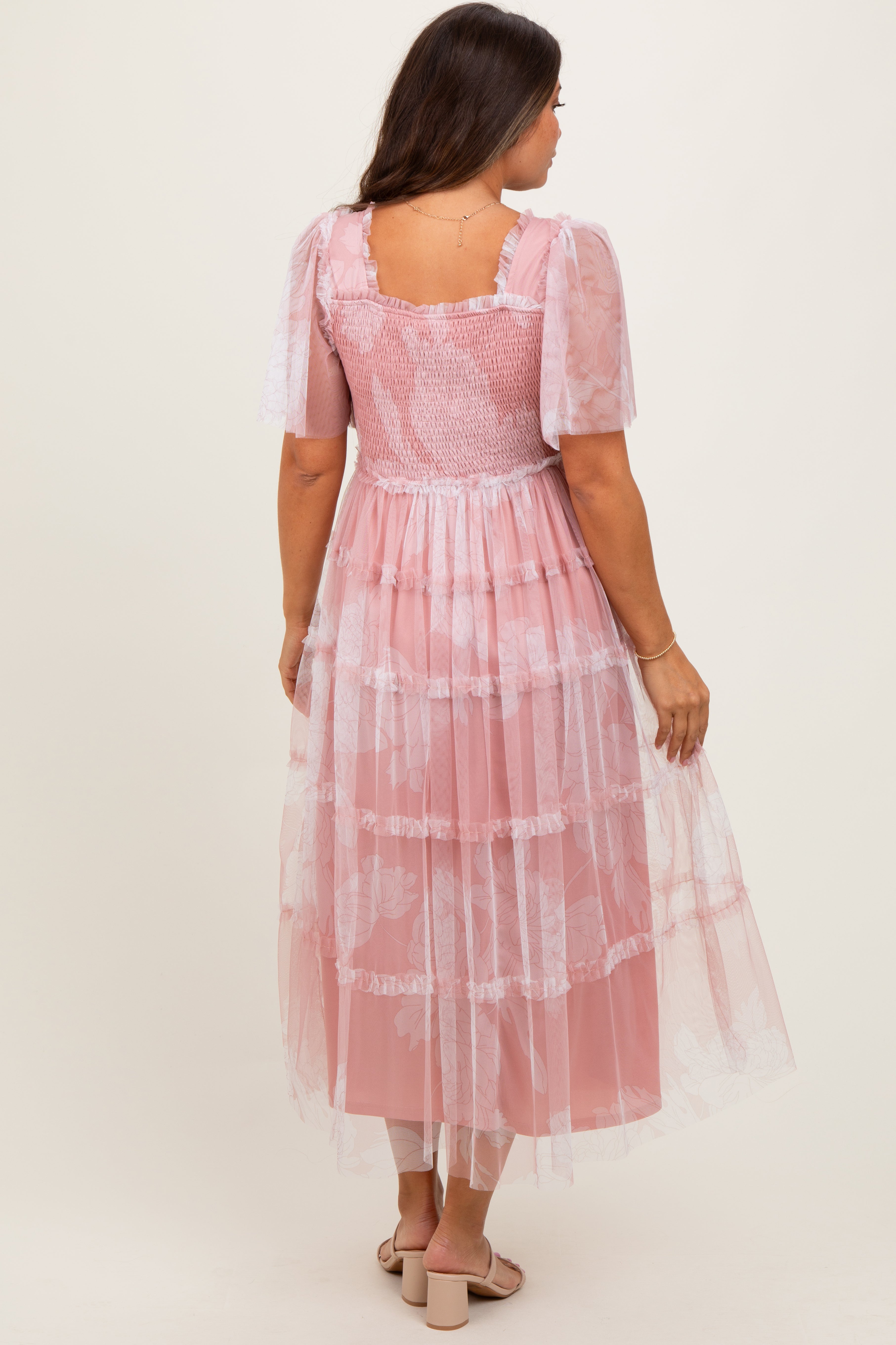 Rosa Umstands-Midikleid mit Smok-Oberteil, Mesh und Rüschen