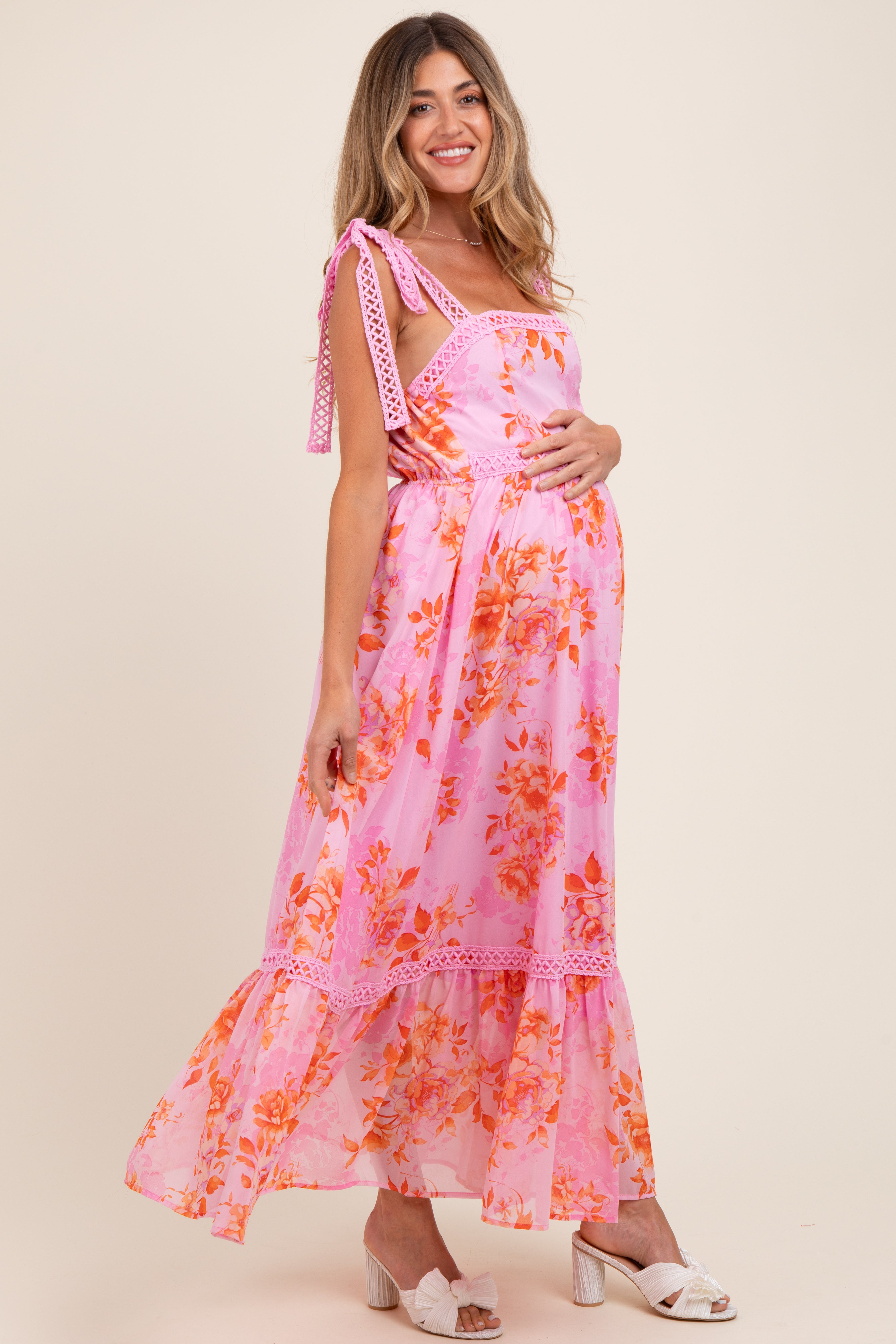 Rosa Umstands-Maxikleid mit Blumenmuster, Schulterbändern und Stufenrock