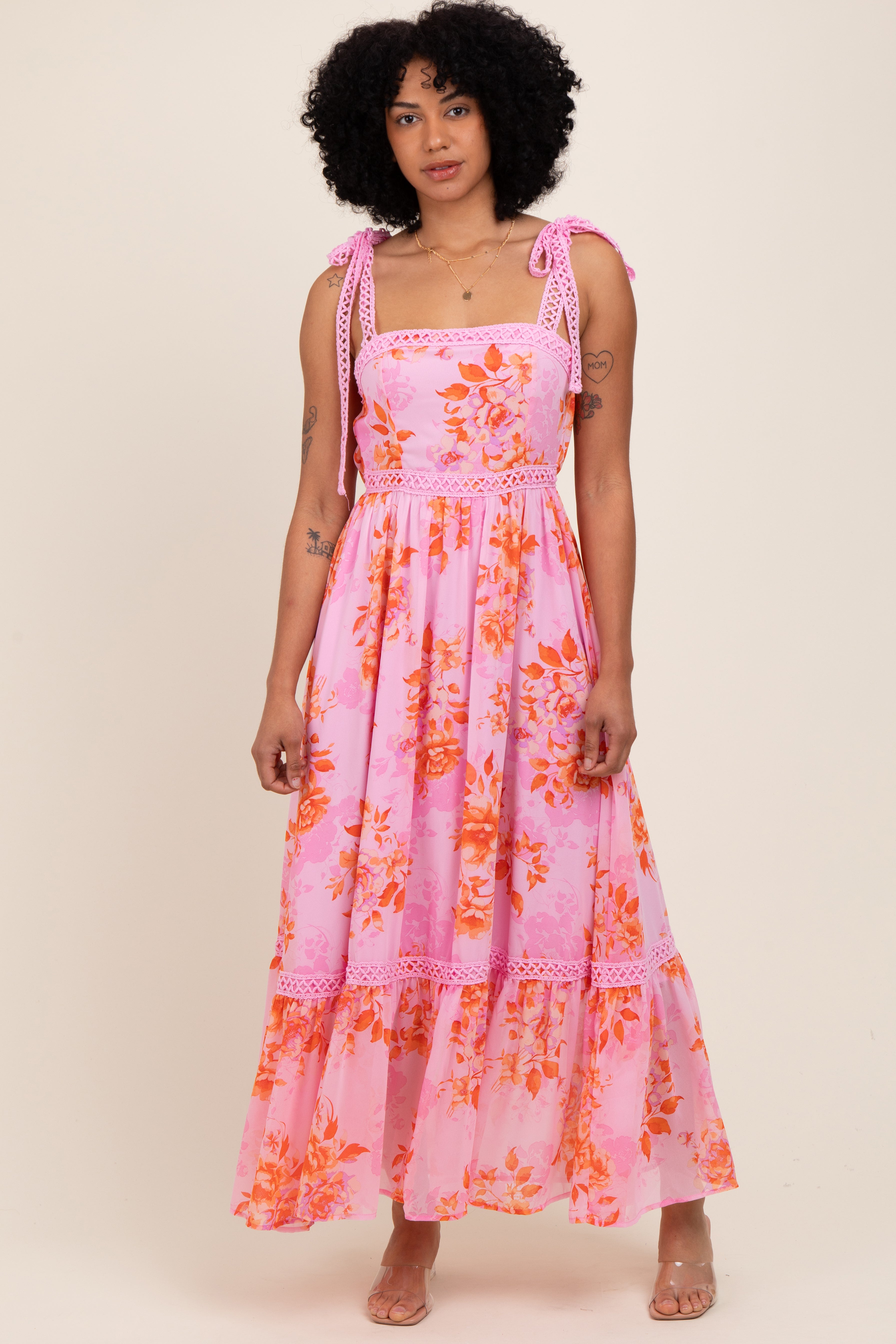 Rosa Umstands-Maxikleid mit Blumenmuster, Schulterbändern und Stufenrock