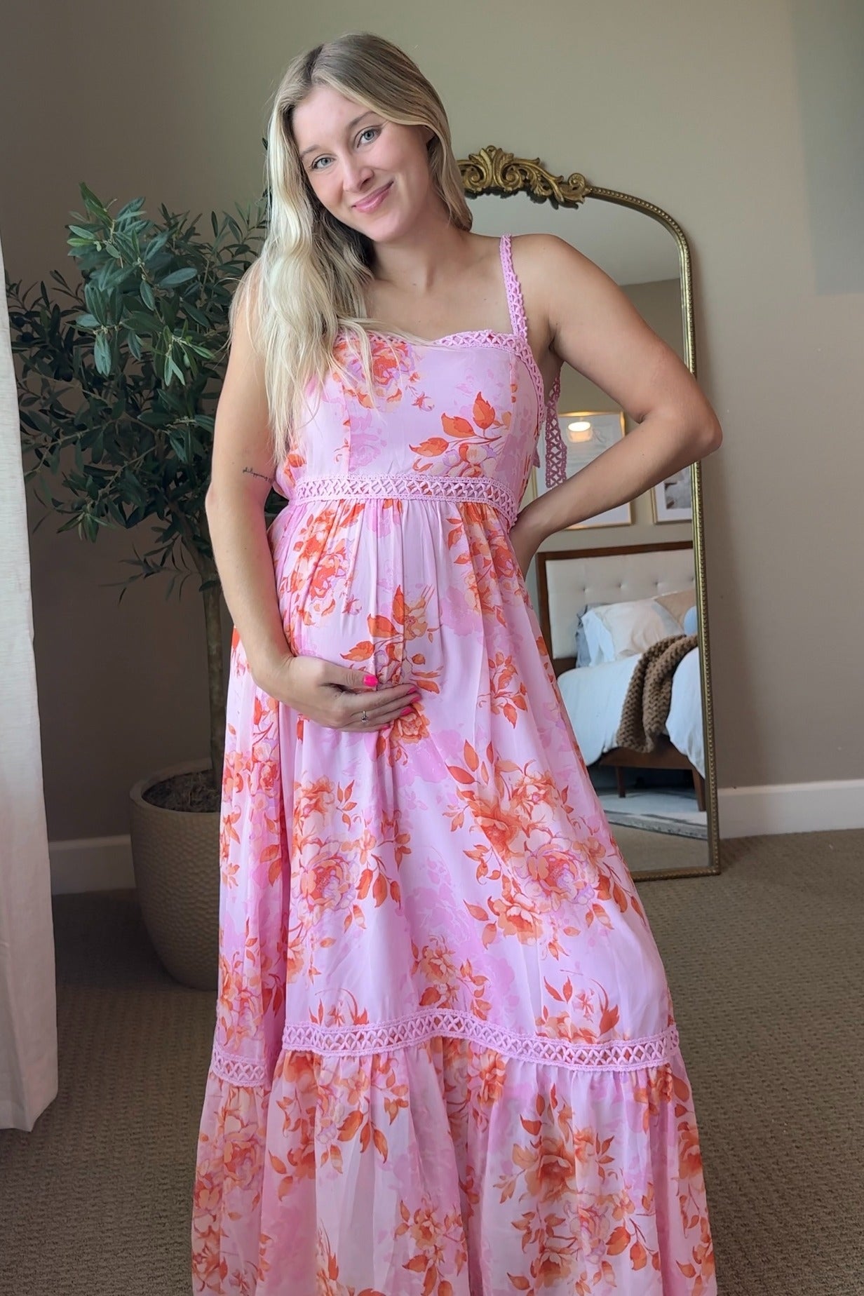 Rosa Umstands-Maxikleid mit Blumenmuster, Schulterbändern und Stufenrock
