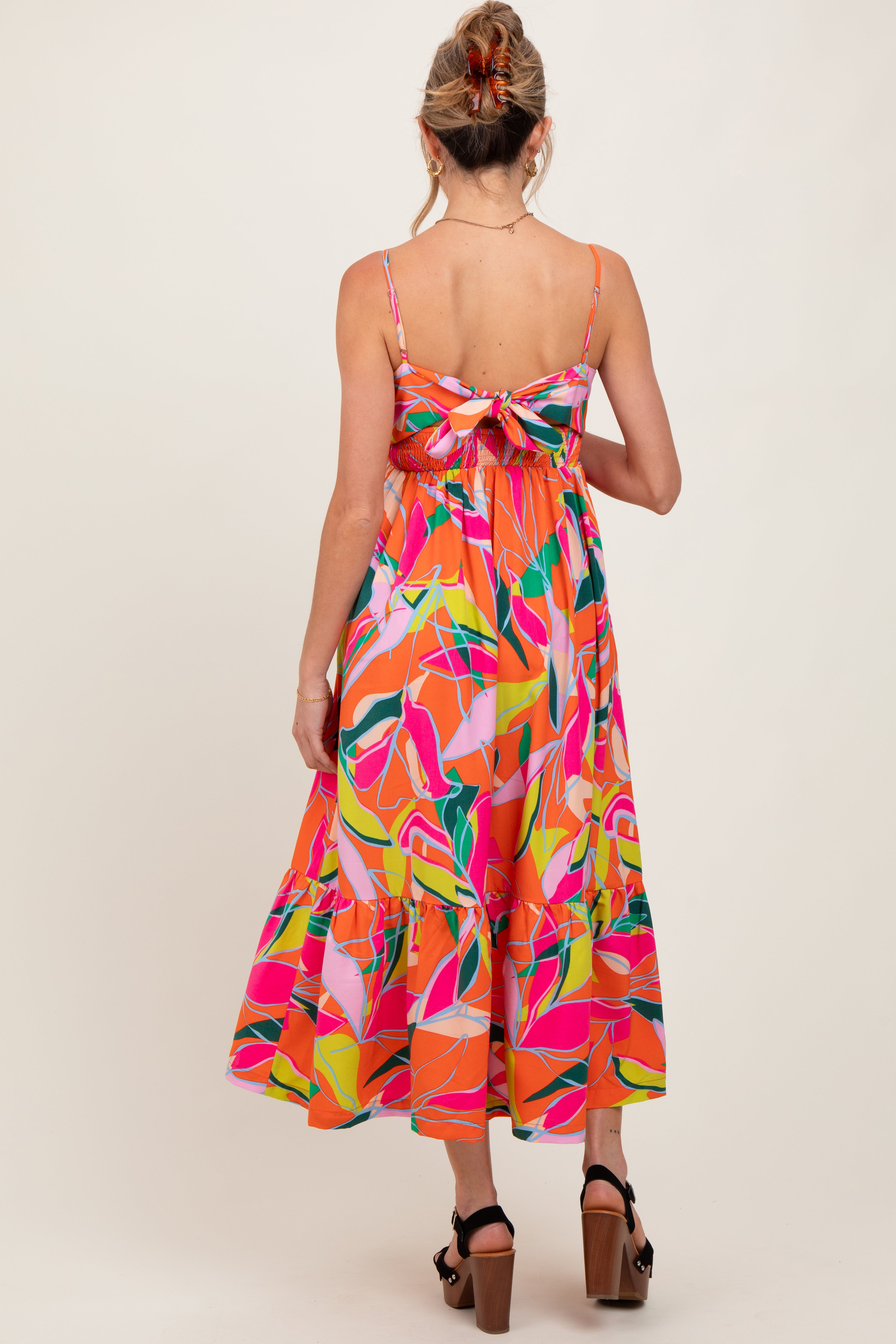 Oranges Umstands-Maxikleid mit Blätterdruck und Rückenbindung