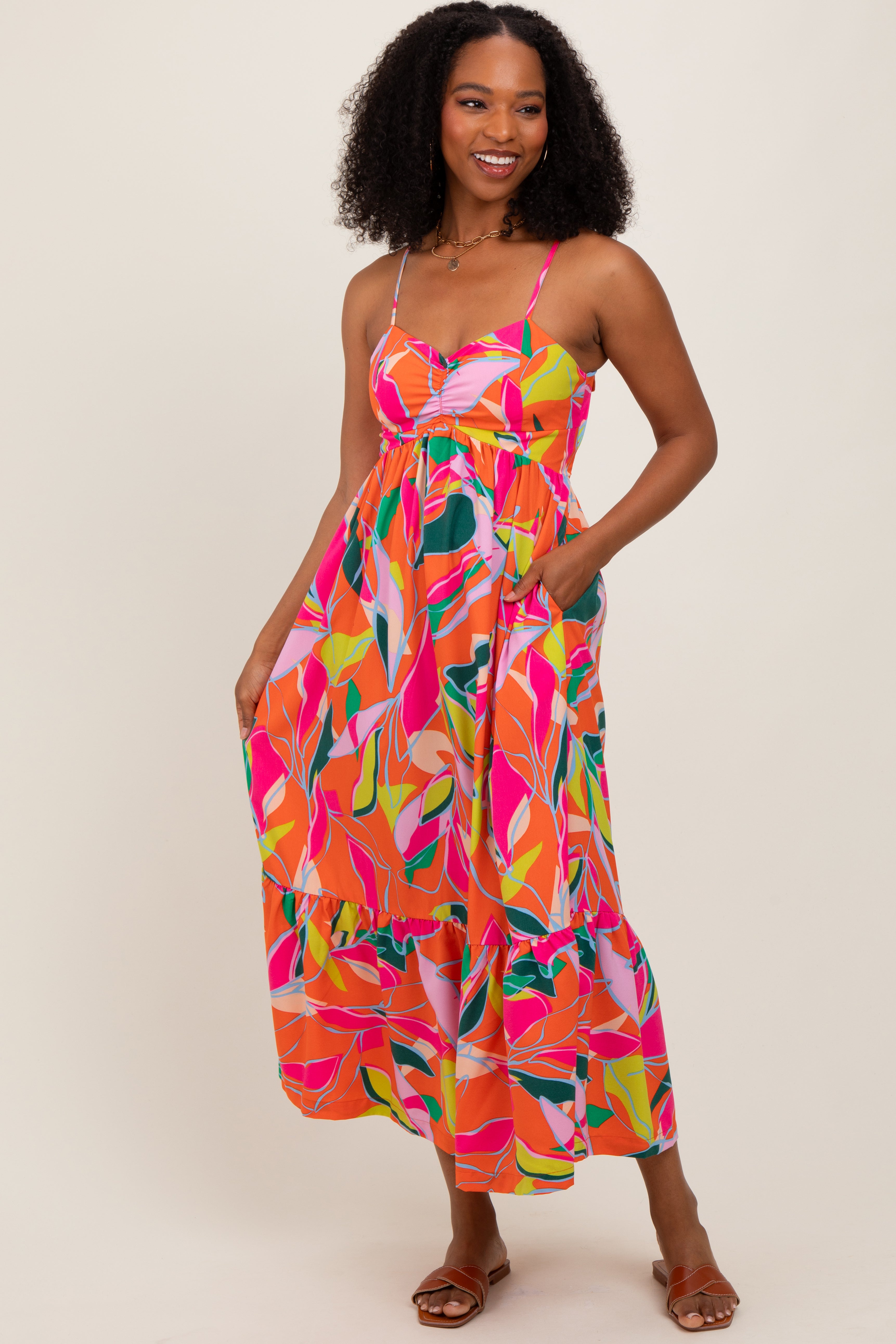 Oranges Umstands-Maxikleid mit Blätterdruck und Rückenbindung