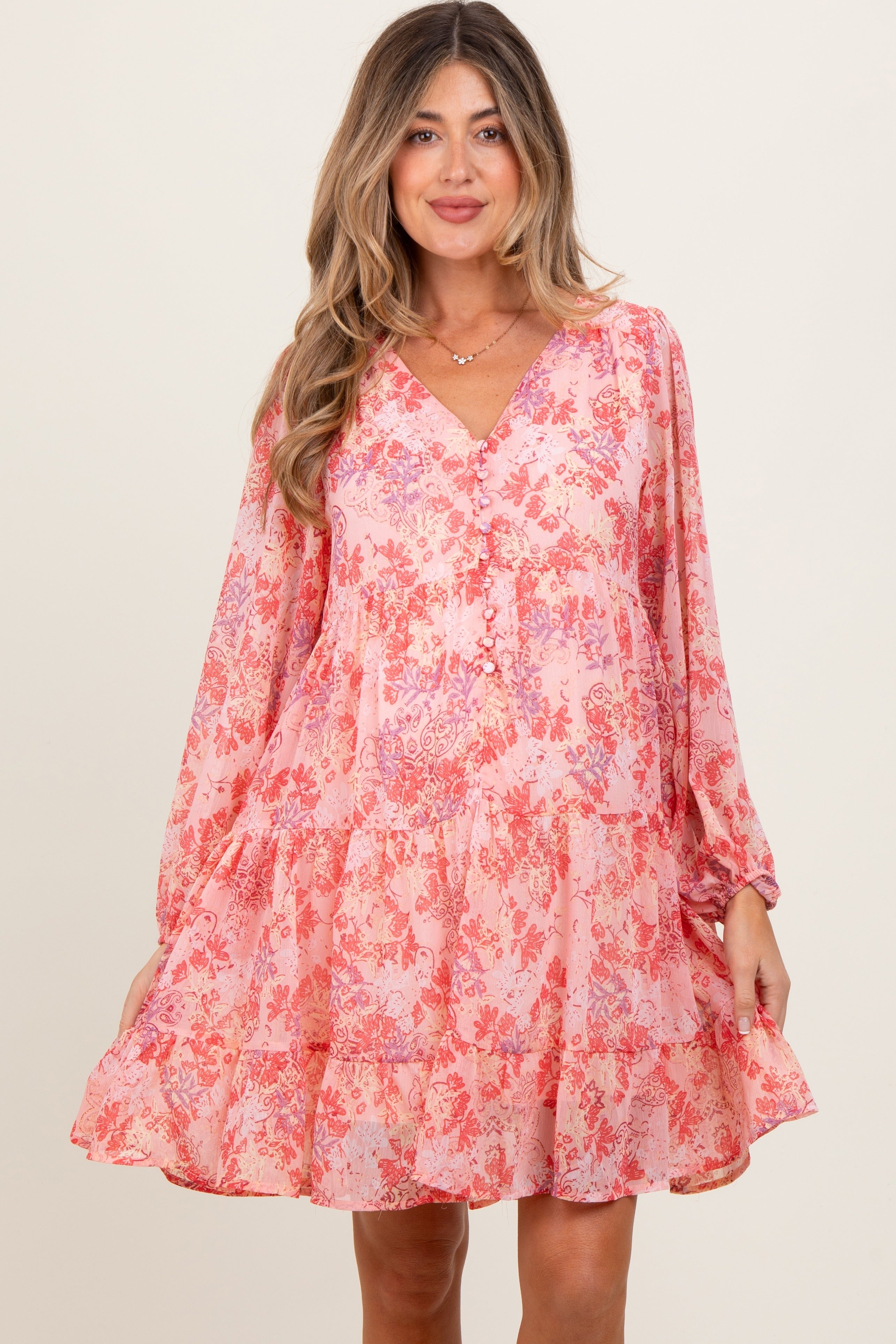 Geblümtes Umstands-Kleid in Rosa aus Chiffon im Babydoll-Stil mit langen Ärmeln