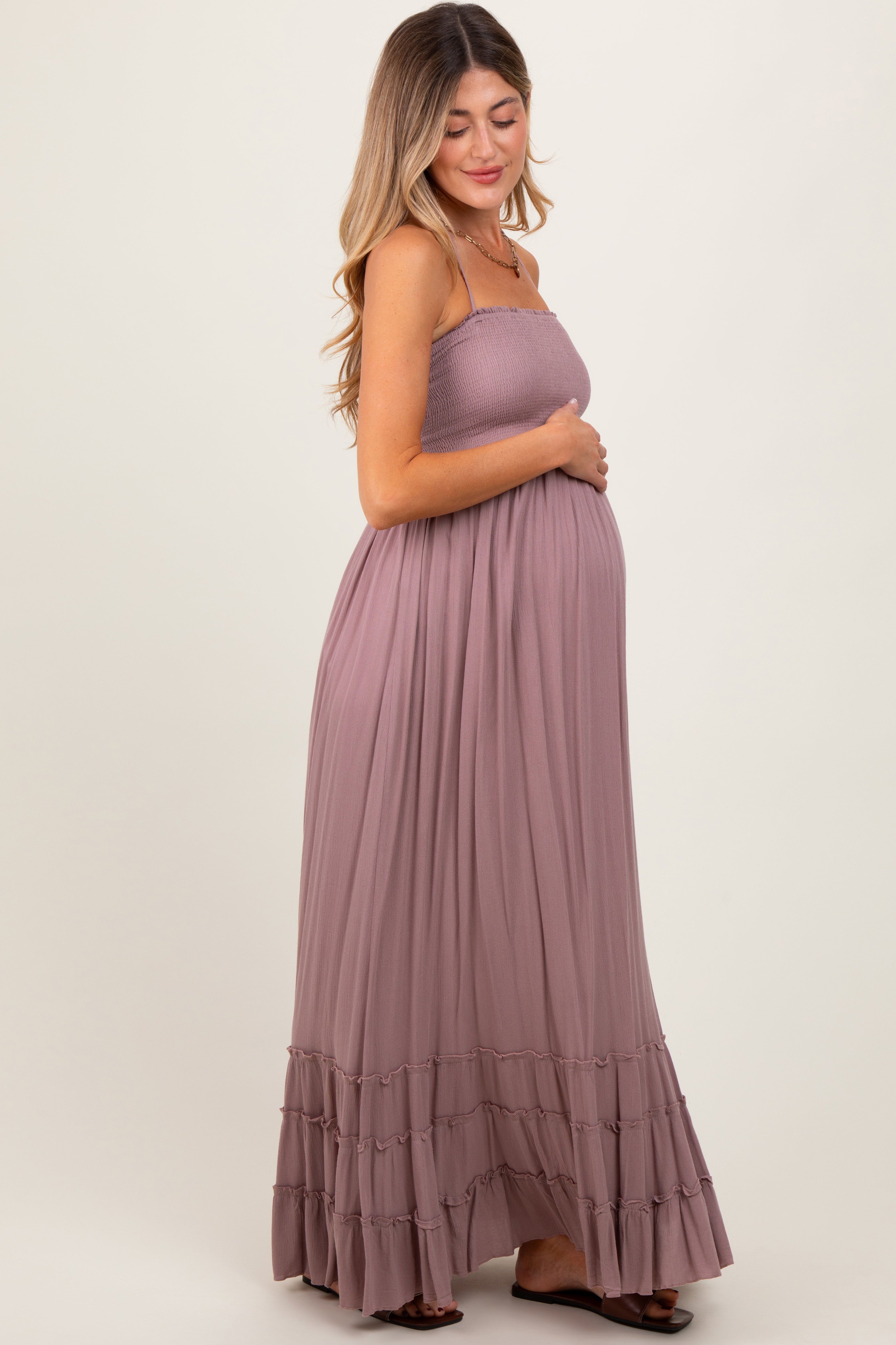 Mauvefarbenes Umstands-Maxikleid aus gesmoktem Webstoff