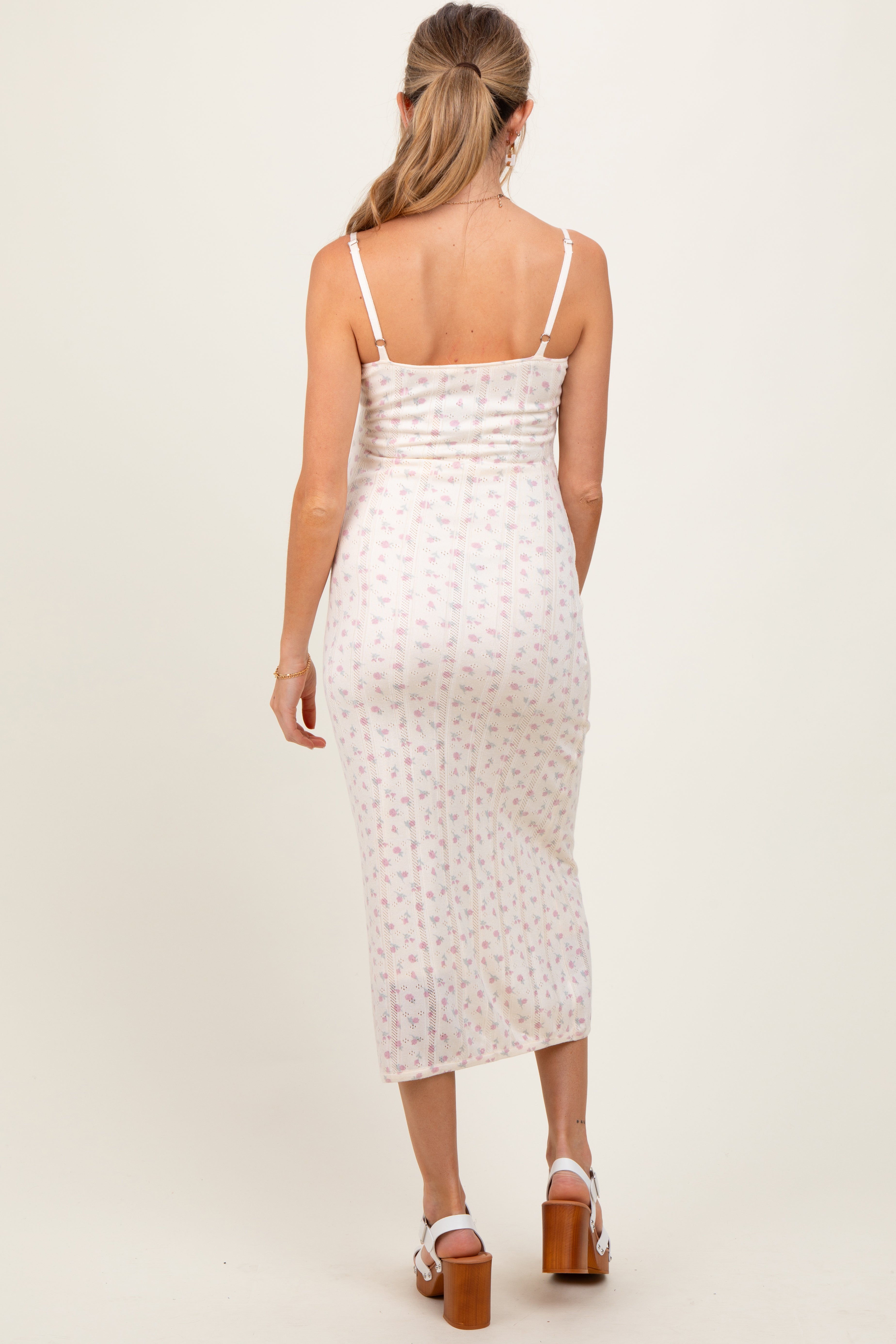 Elfenbeinfarbenes Umstands-Midikleid aus Pointelle-Strick mit Blumenmuster