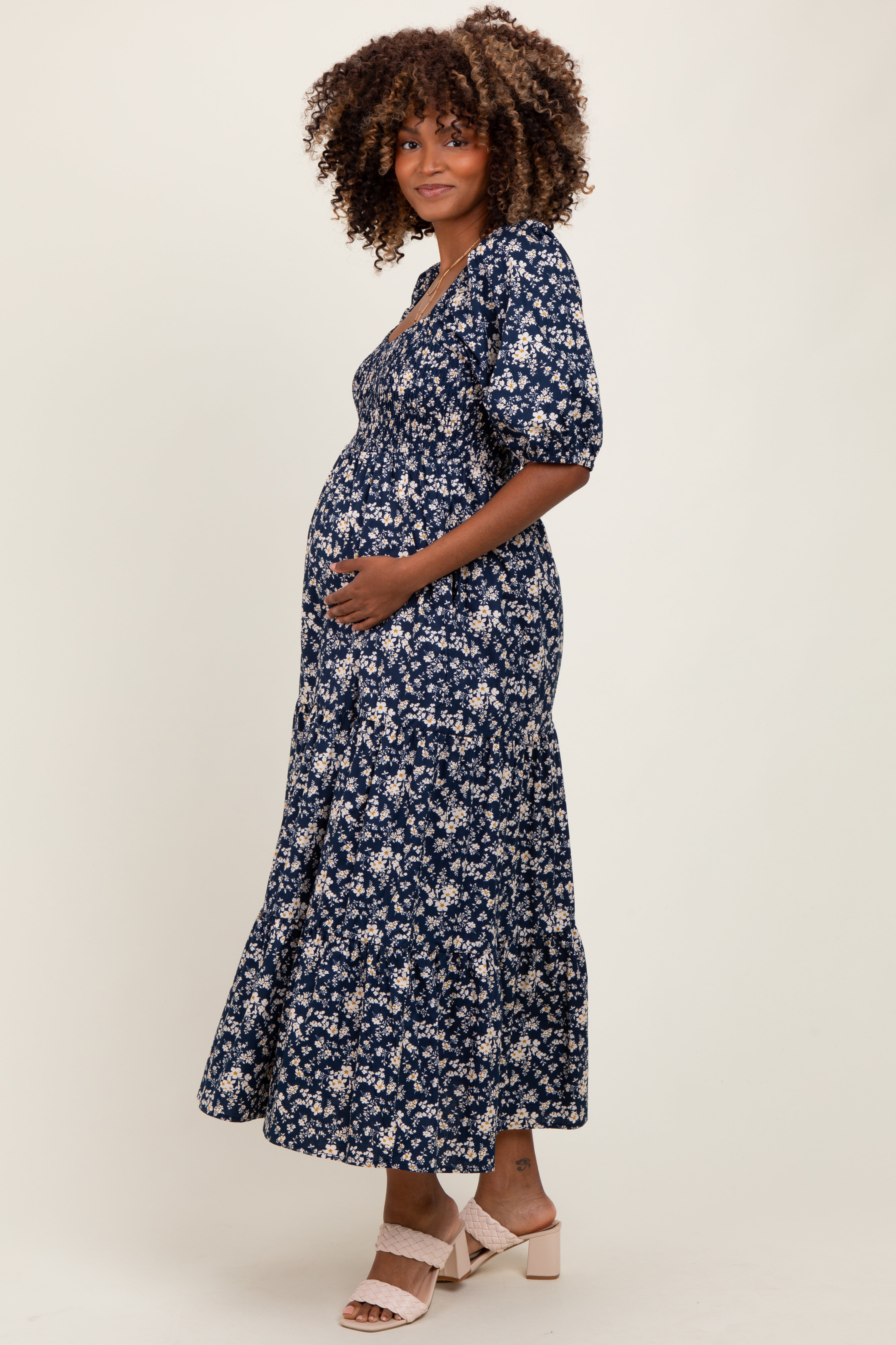 Blaues geblümtes Umstands-Maxikleid mit Smok und Puffärmeln