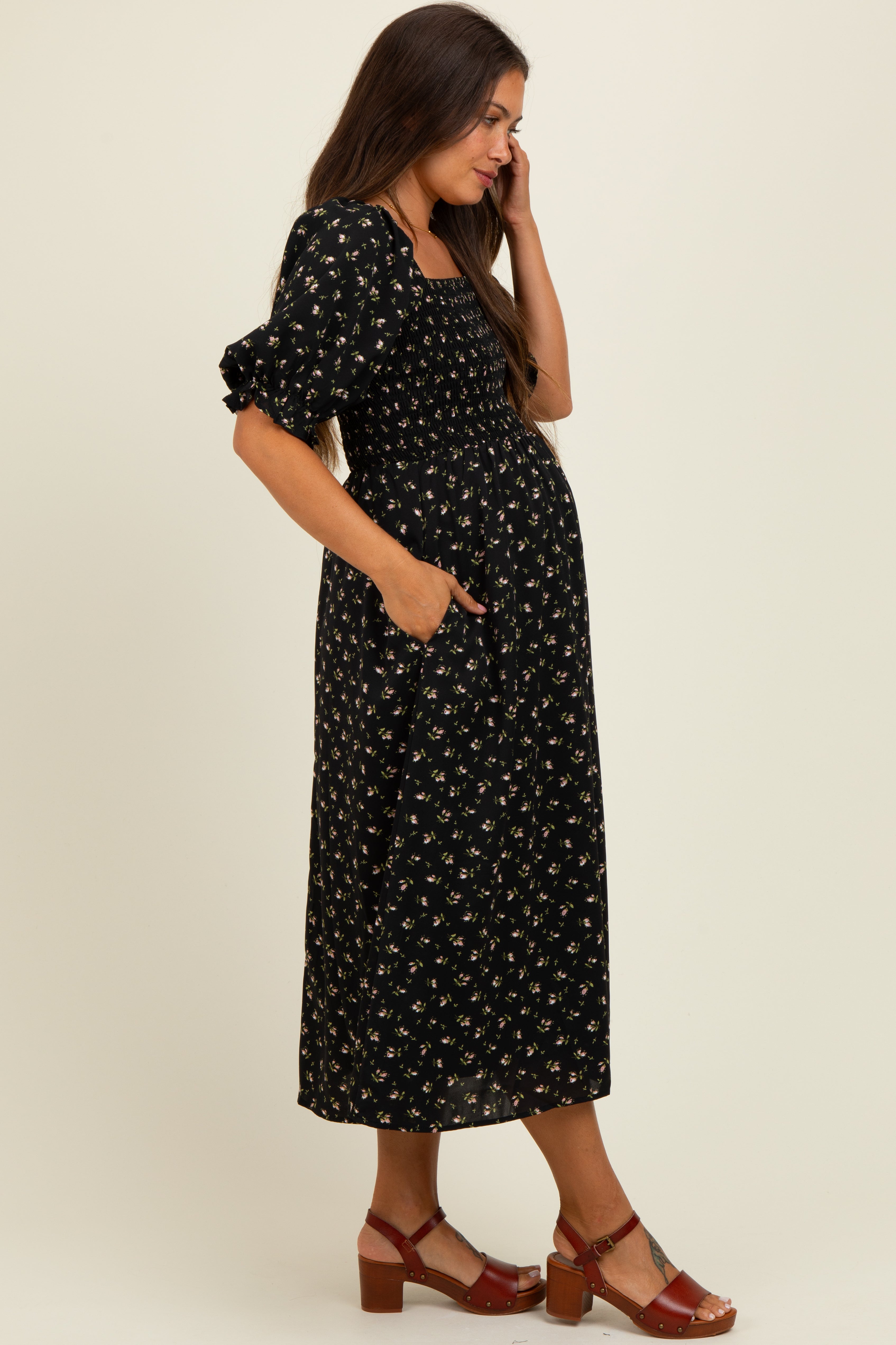 Schwarzes Umstands-Midikleid mit Blumenmuster, Smok-Oberteil und Puffärmeln