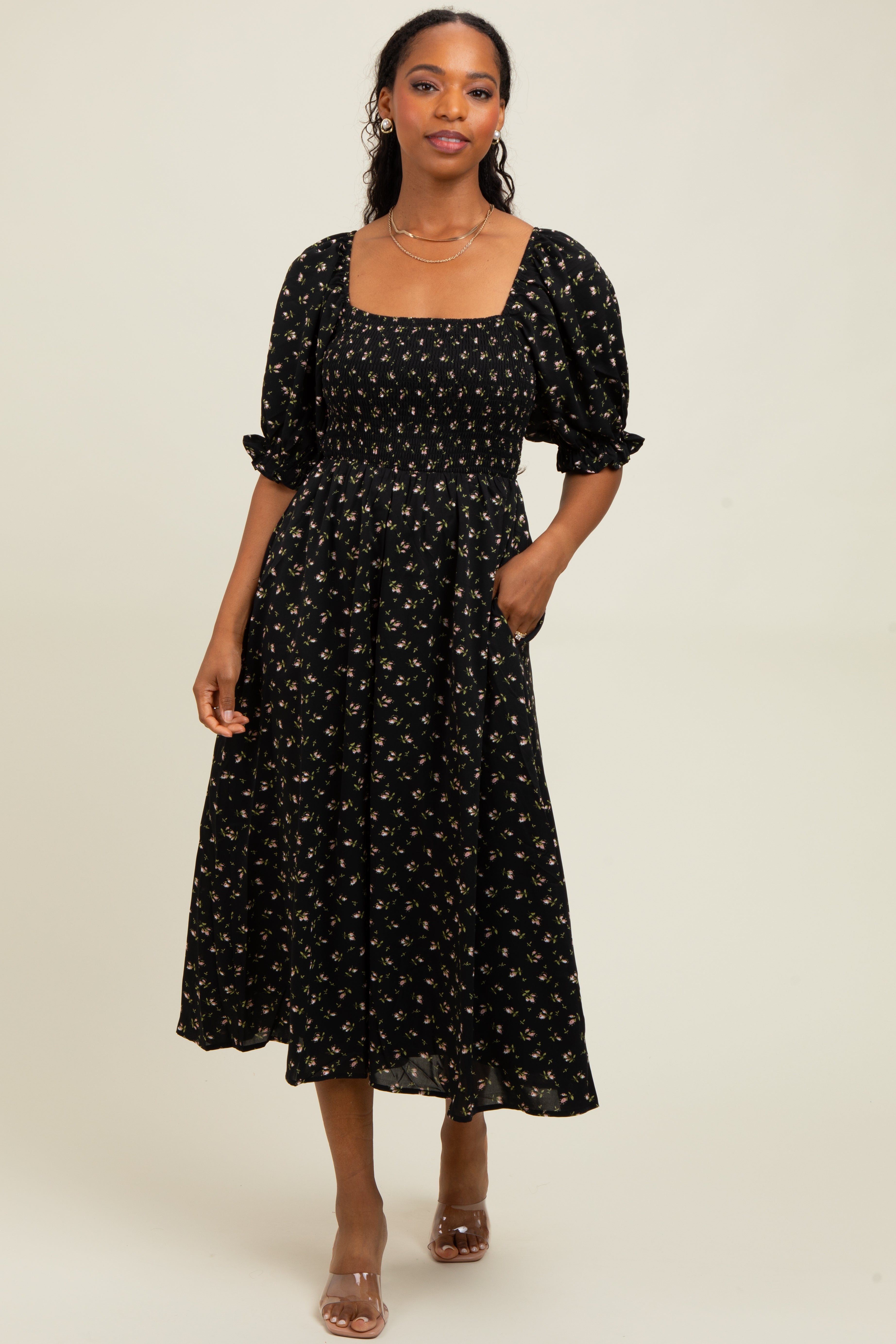 Schwarzes Umstands-Midikleid mit Blumenmuster, Smok-Oberteil und Puffärmeln