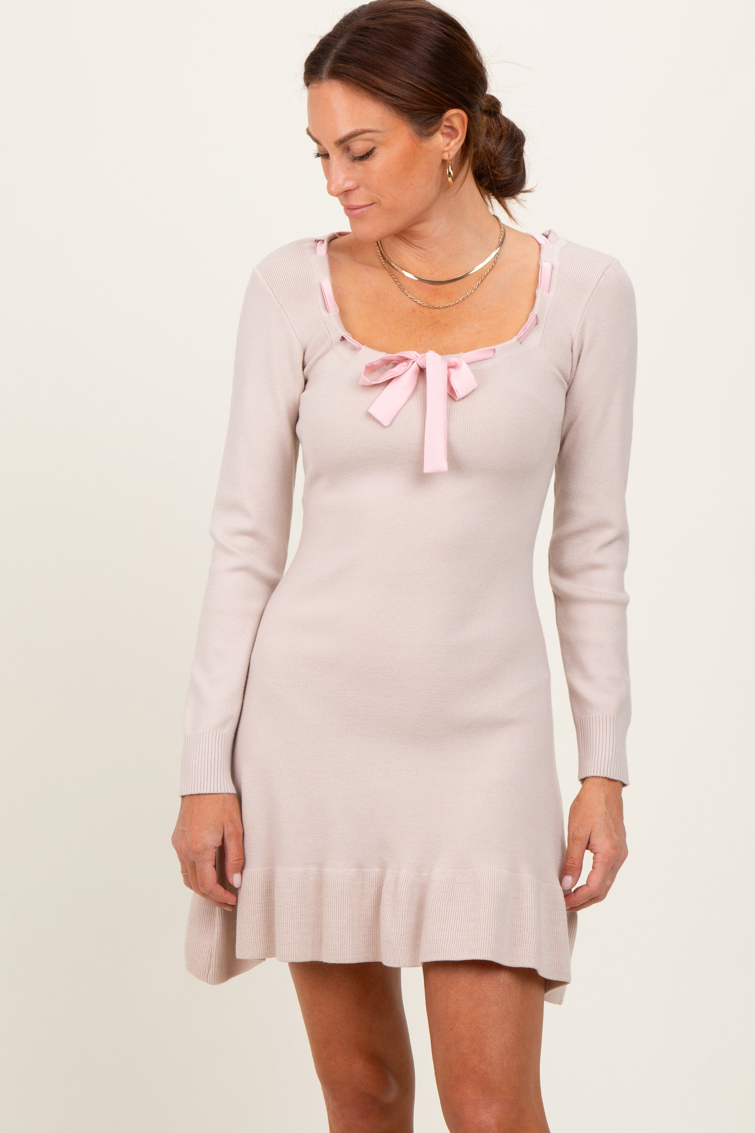 Beiges Umstands-Strickkleid in Minilänge mit Zierband am Ausschnitt