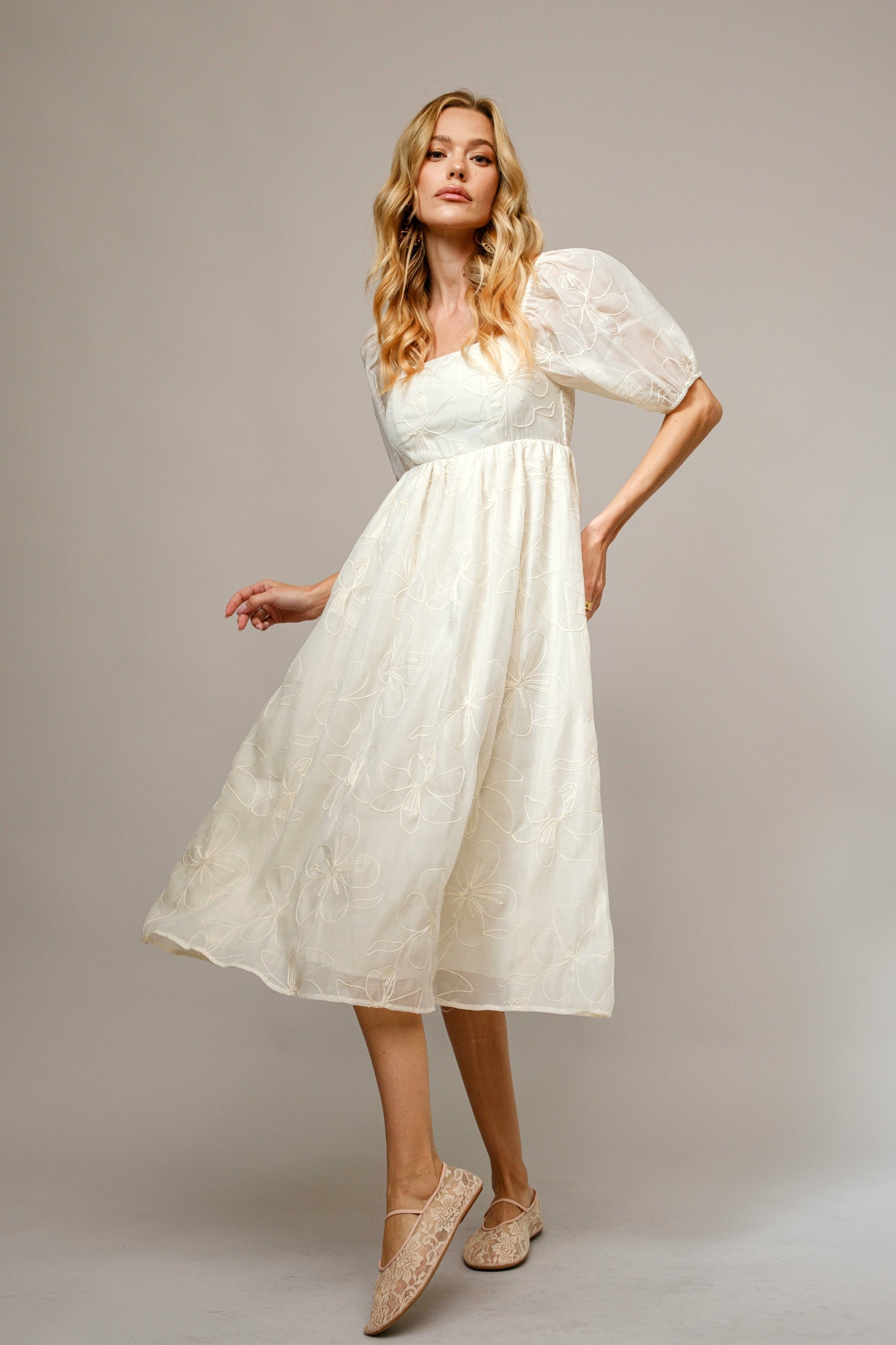 Umstands-Midikleid in Creme mit floraler Stickerei und Puffärmeln