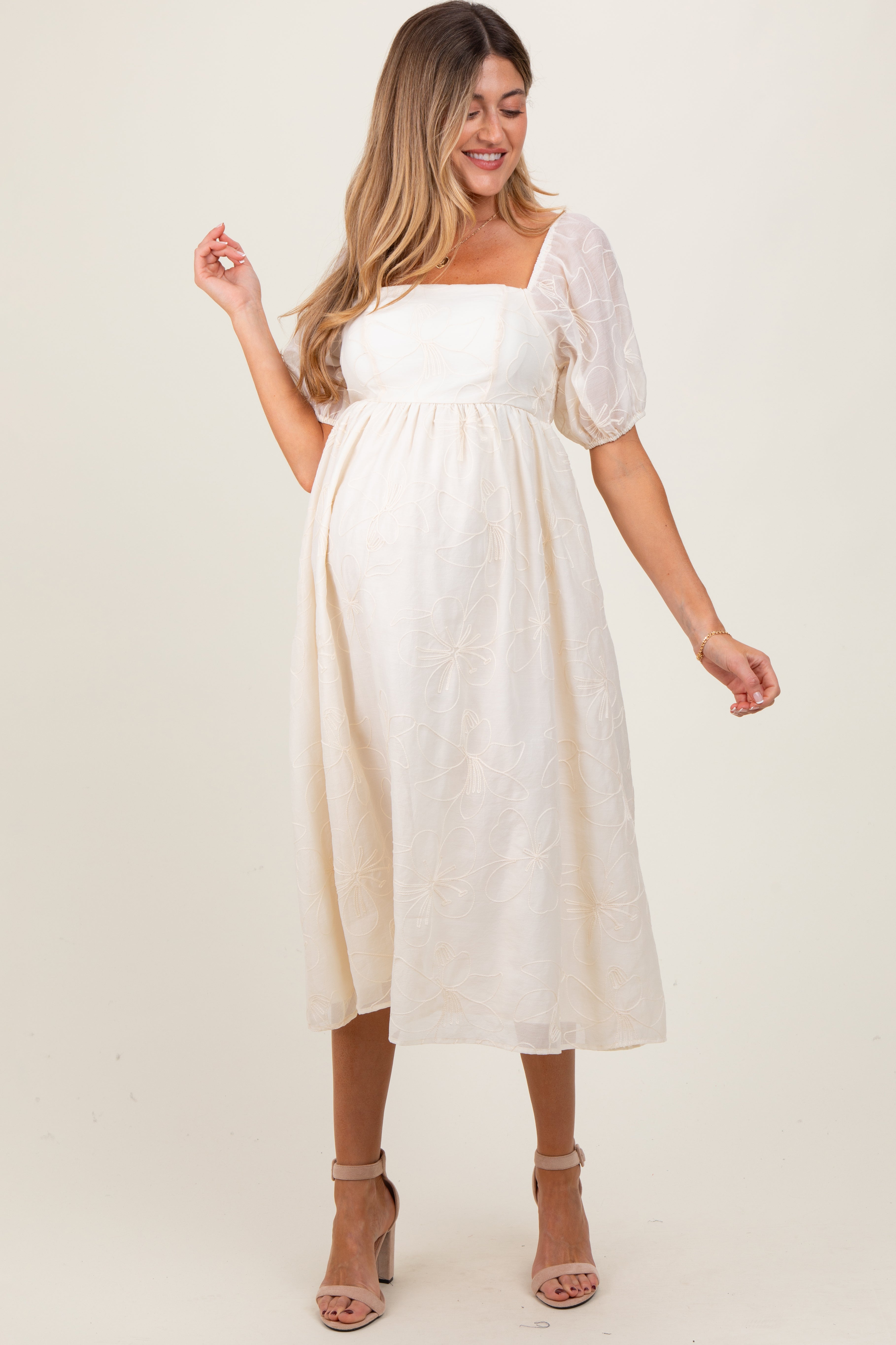 Umstands-Midikleid in Creme mit floraler Stickerei und Puffärmeln