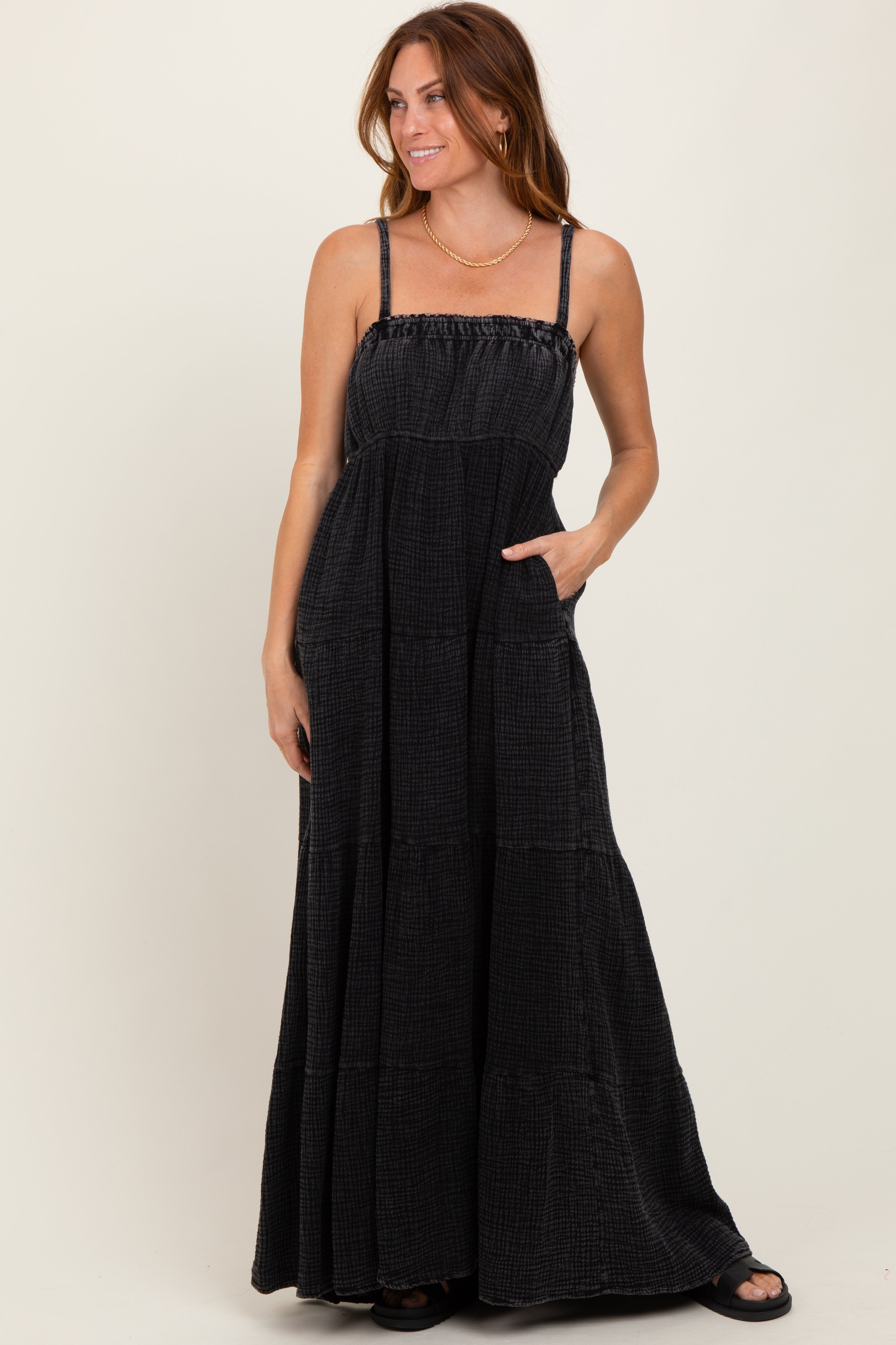 Schwarzes ärmelloses Umstands-Maxikleid in Stufenoptik
