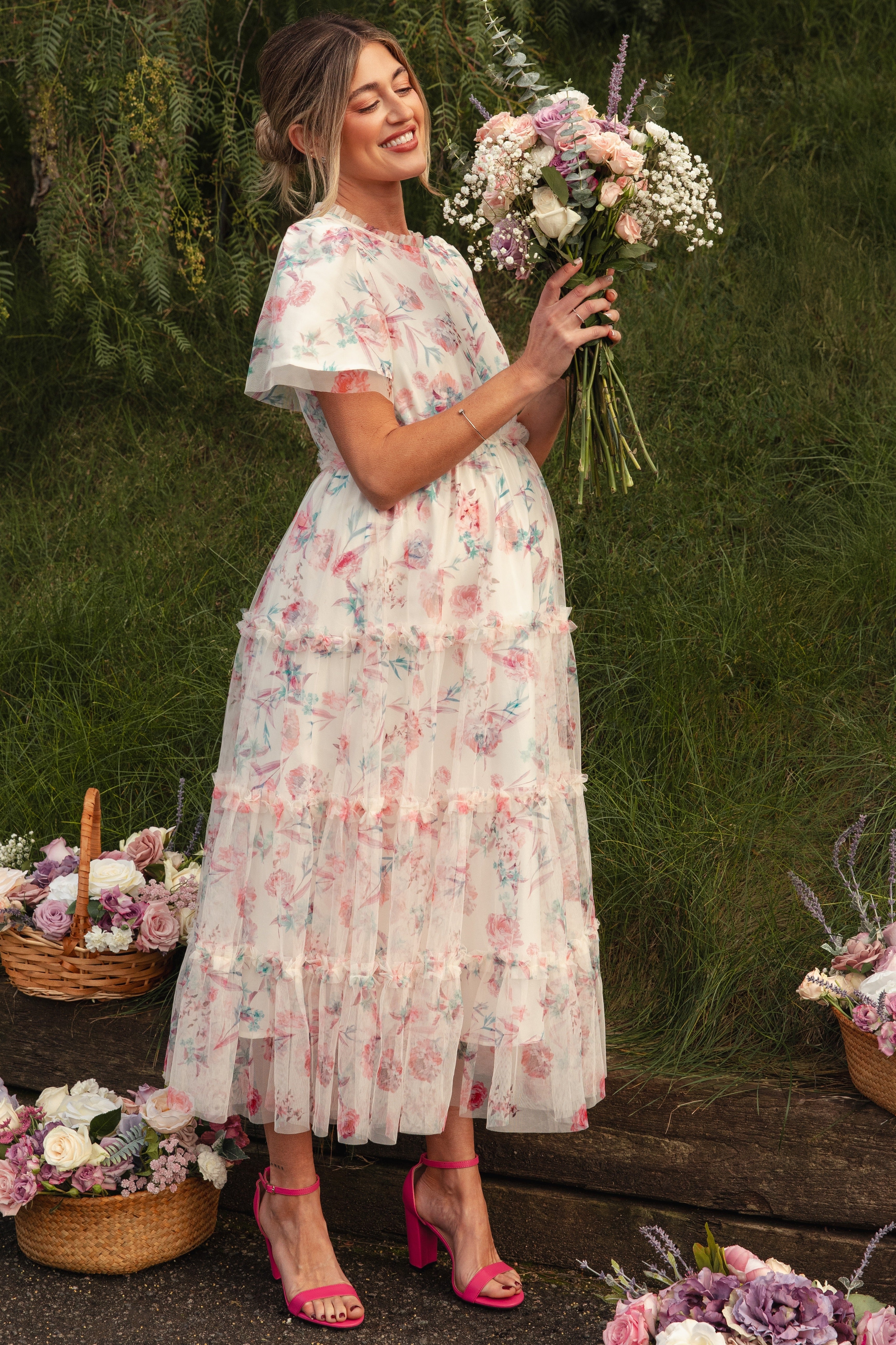 Umstands-Midikleid aus Blumenmesh mit Rüschen und Stufenrock