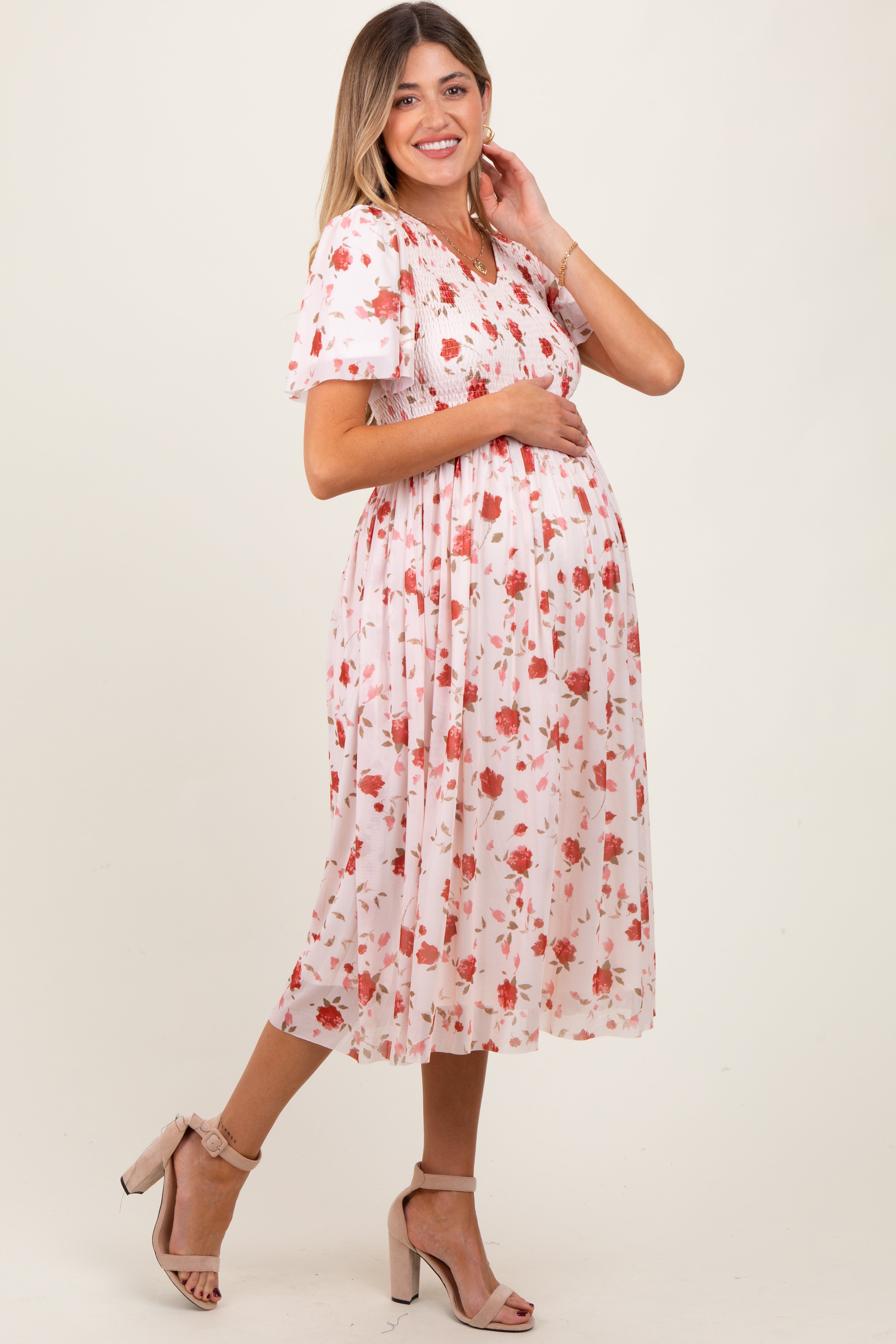 Zartrosa Umstands-Midikleid mit Blütenmuster, Smok-Details und V-Ausschnitt