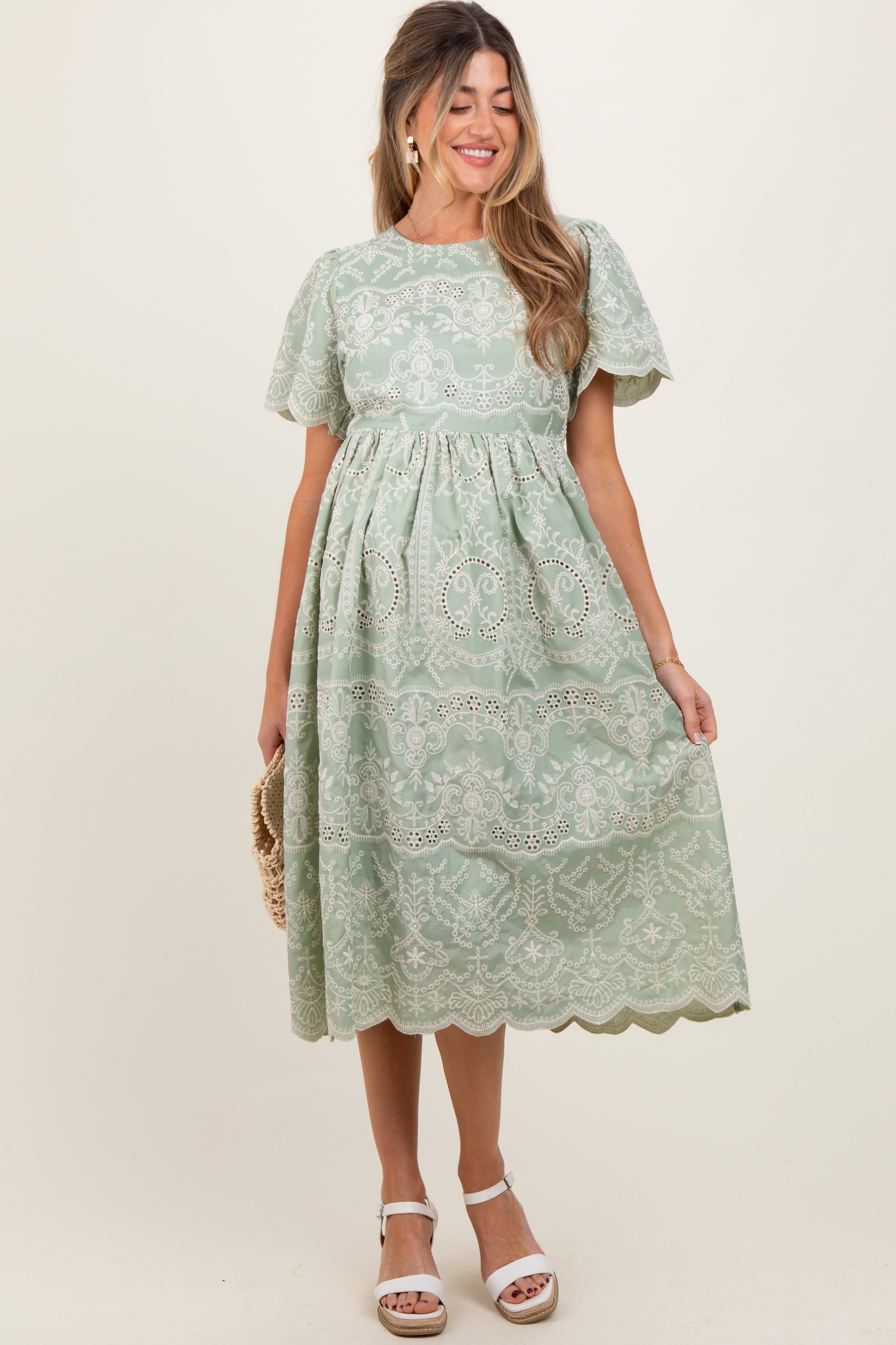 Hellolivfarbenes Umstands-Midikleid mit floraler Stickerei und Bindegürtel