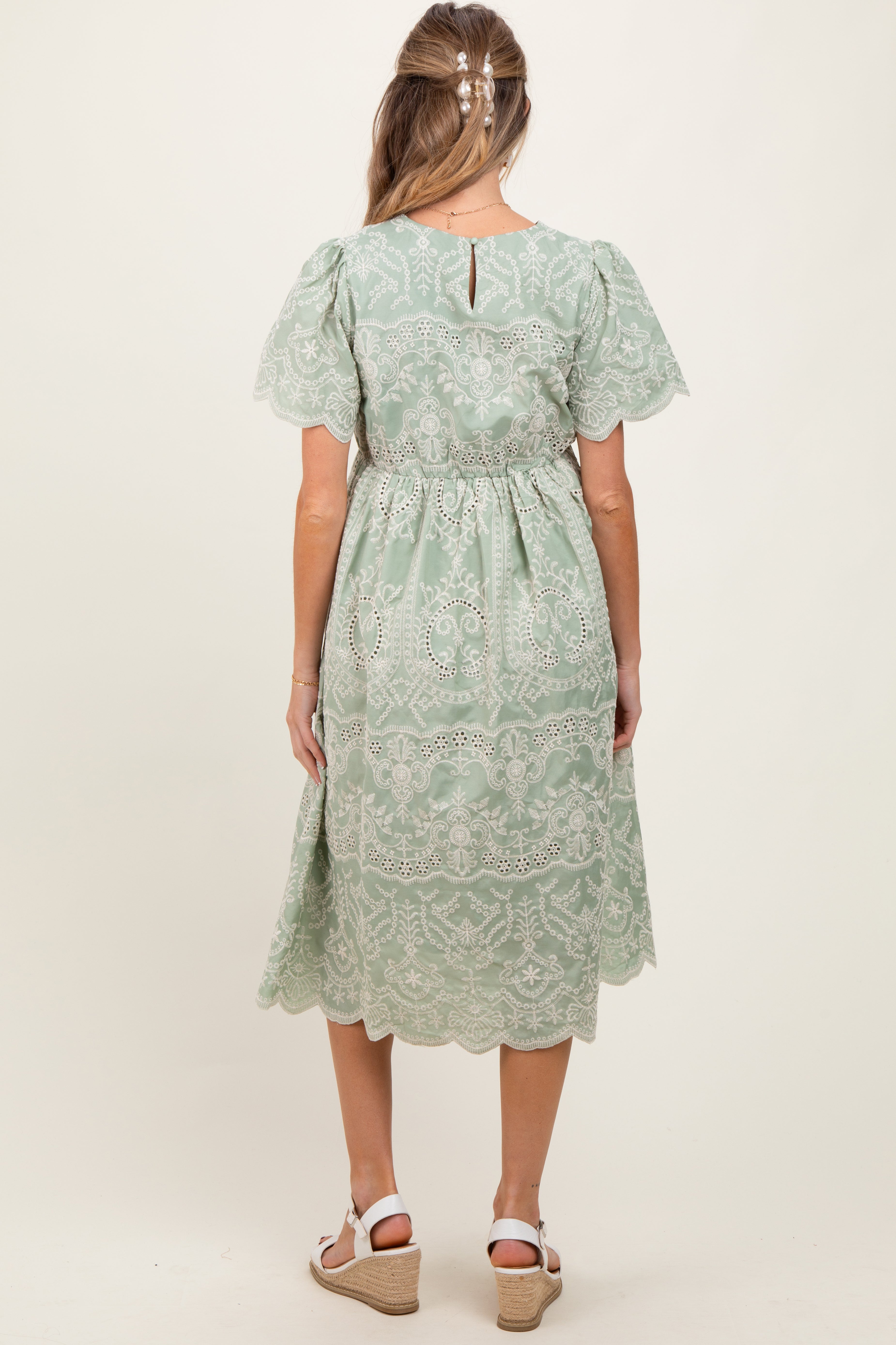 Hellolivfarbenes Umstands-Midikleid mit floraler Stickerei und Bindegürtel