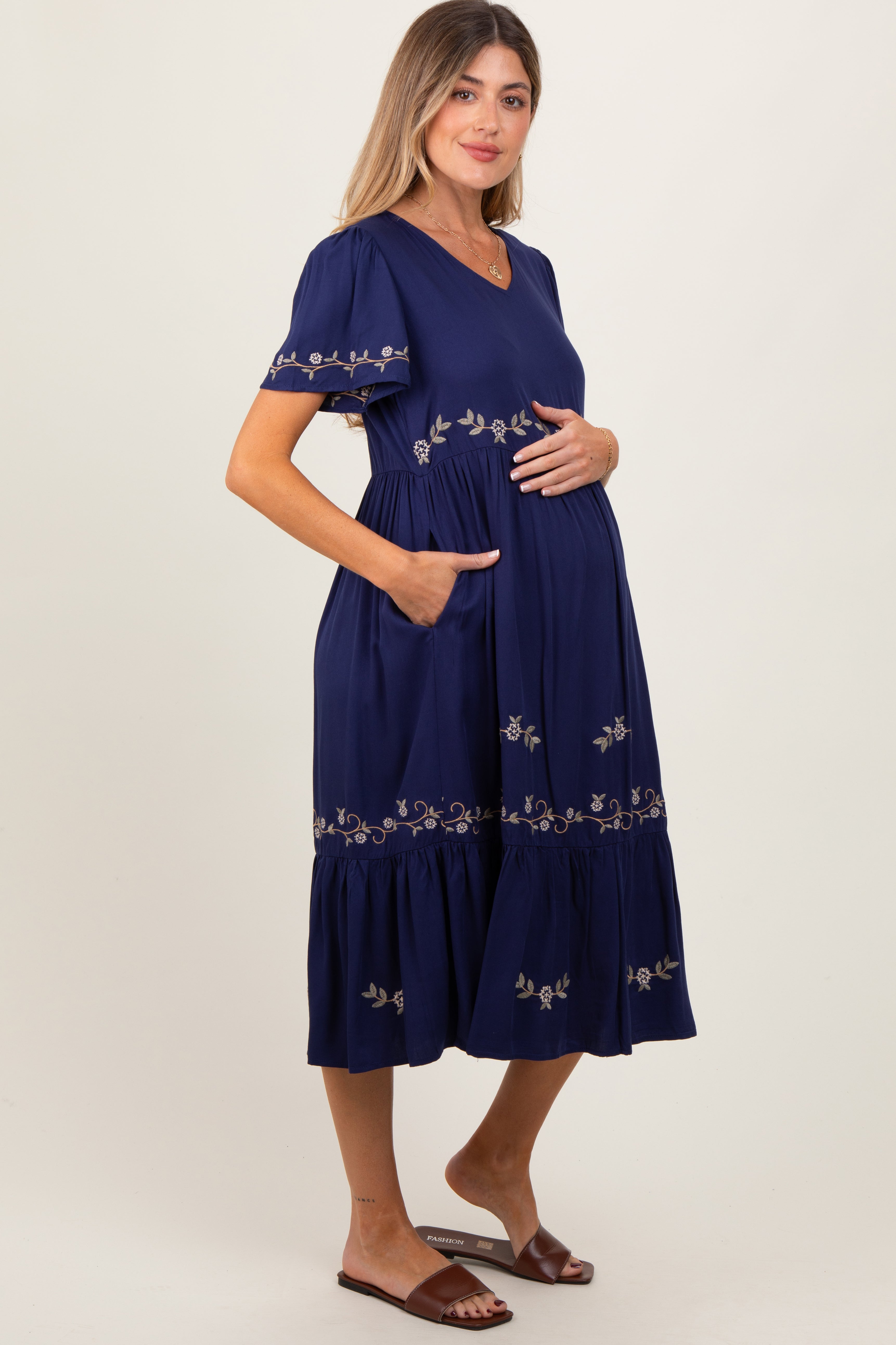 Umstands-Midikleid in Marineblau mit floraler Spitze